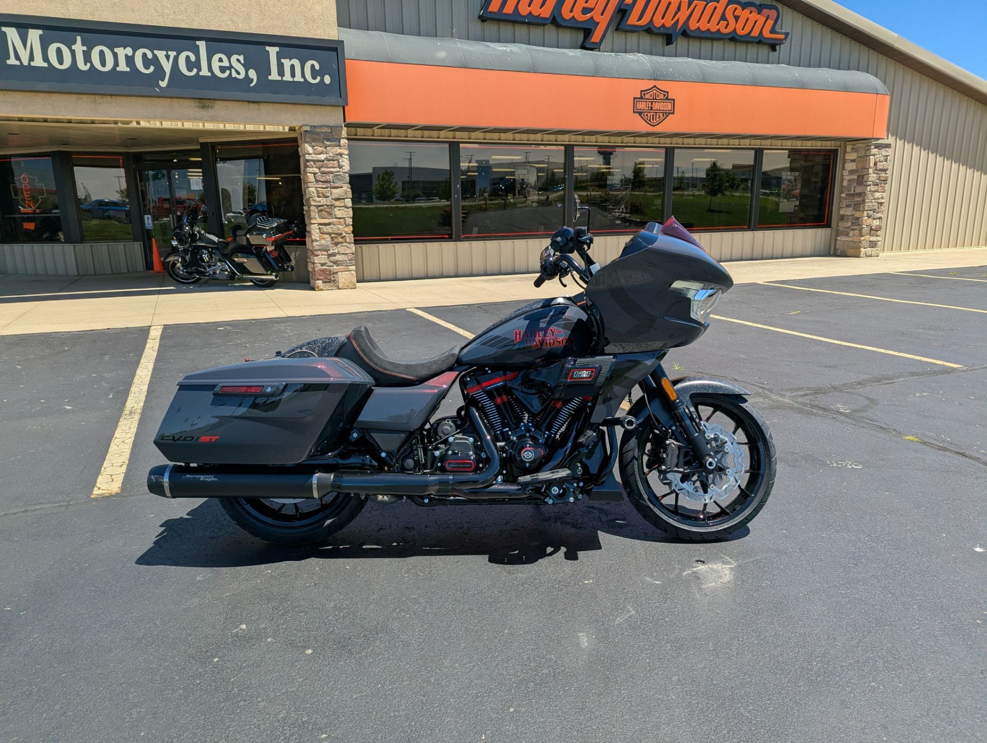 2026 Harley-Davidson CVO ¢ Road Glide ST photo 4