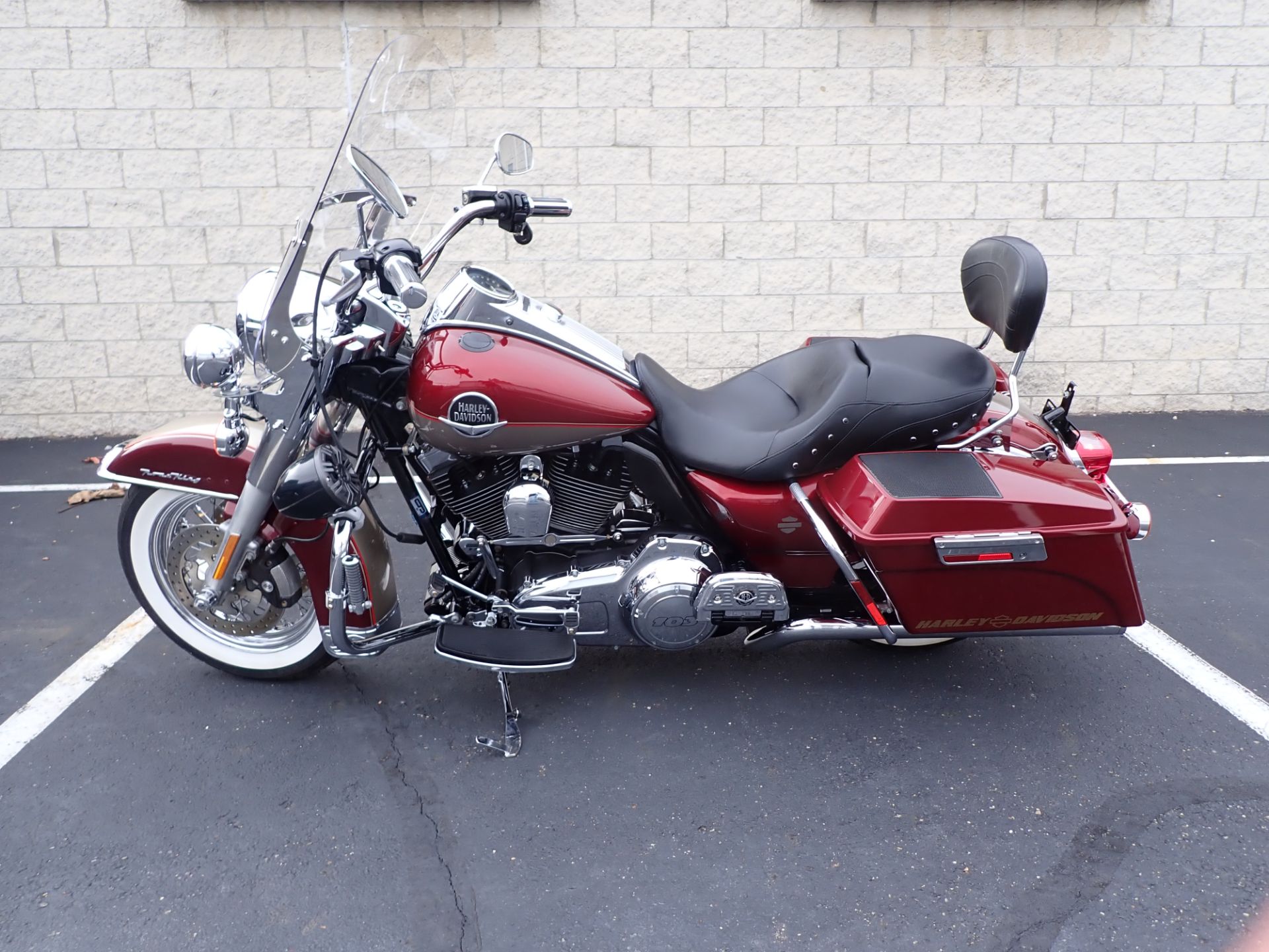 2009 Harley-Davidson Road King® Classic in Massillon, Ohio - Photo 6