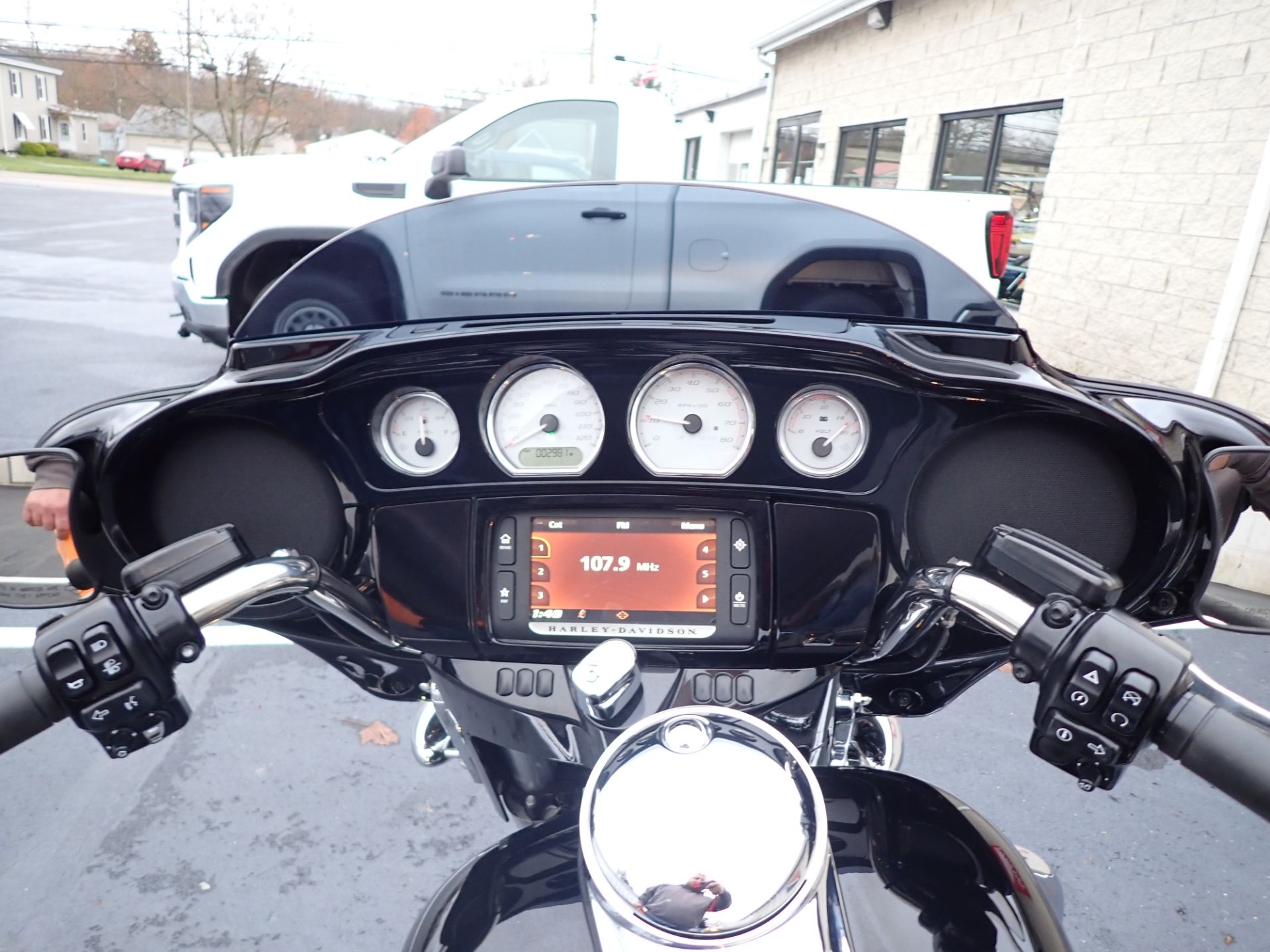 2017 Harley-Davidson Street Glide® Special in Massillon, Ohio - Photo 10