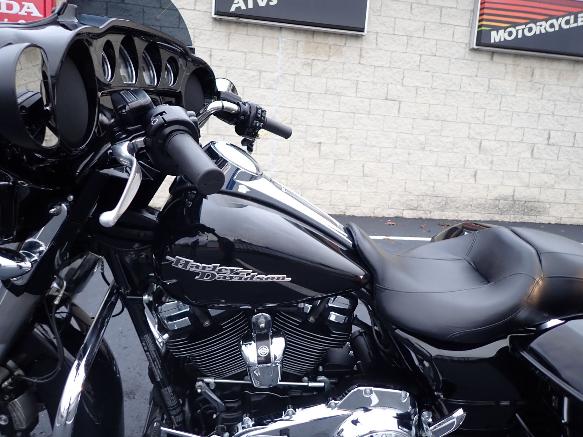 2017 Harley-Davidson Street Glide® Special in Massillon, Ohio - Photo 15
