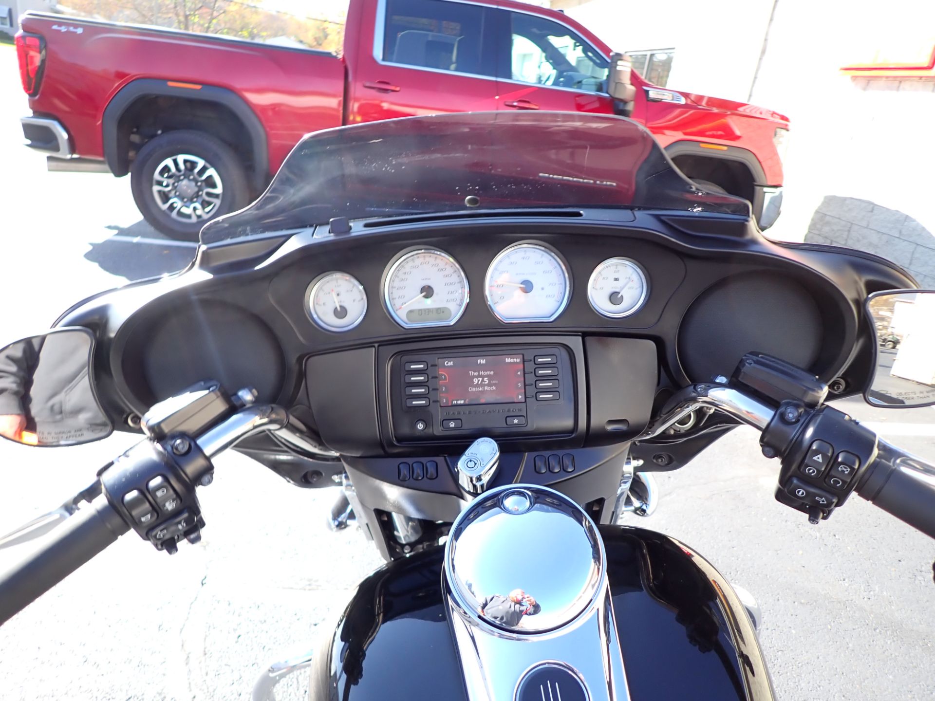 2017 Harley-Davidson Street Glide® in Massillon, Ohio - Photo 10
