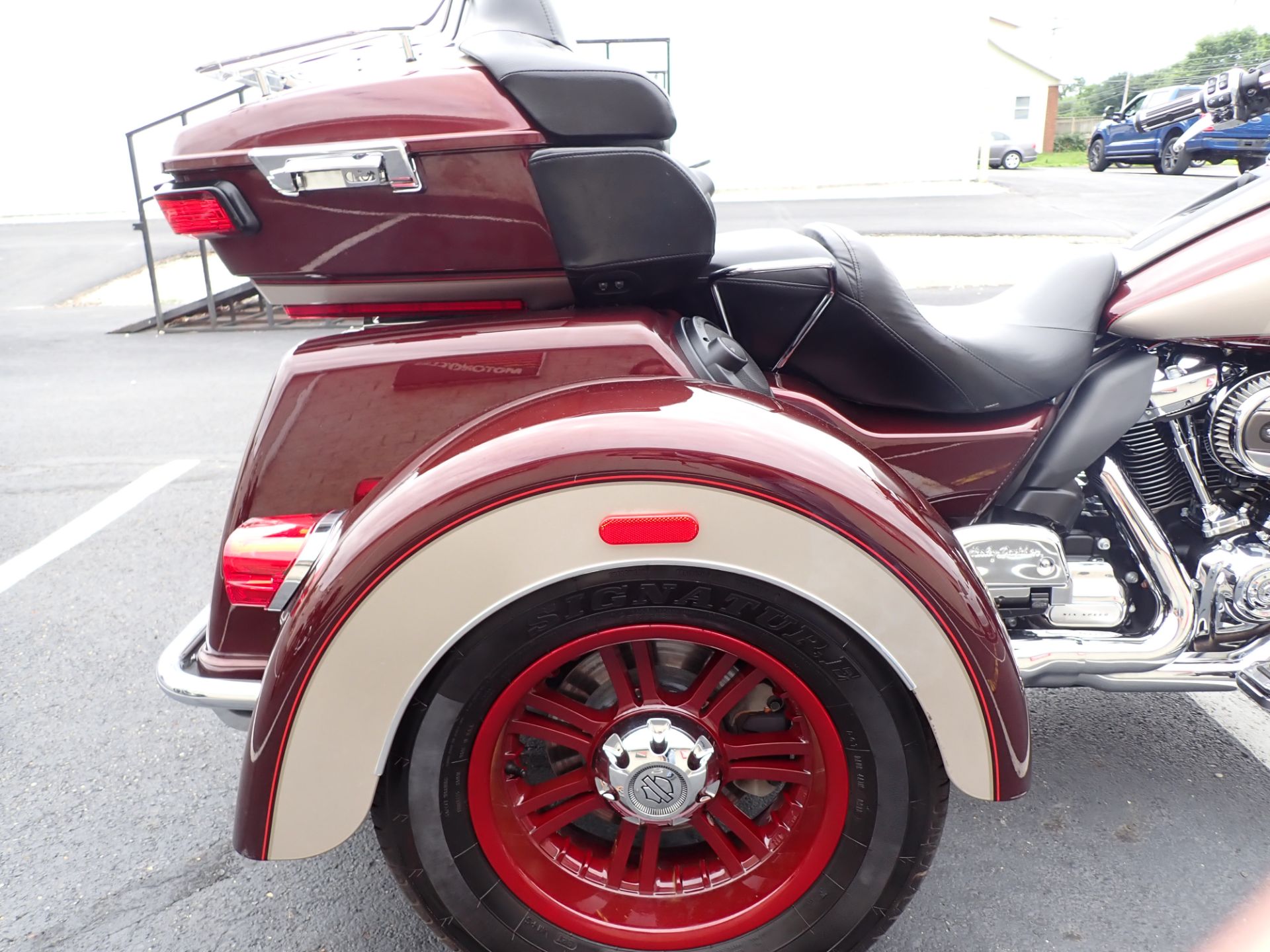 2018 Harley-Davidson Tri Glide® Ultra in Massillon, Ohio - Photo 6