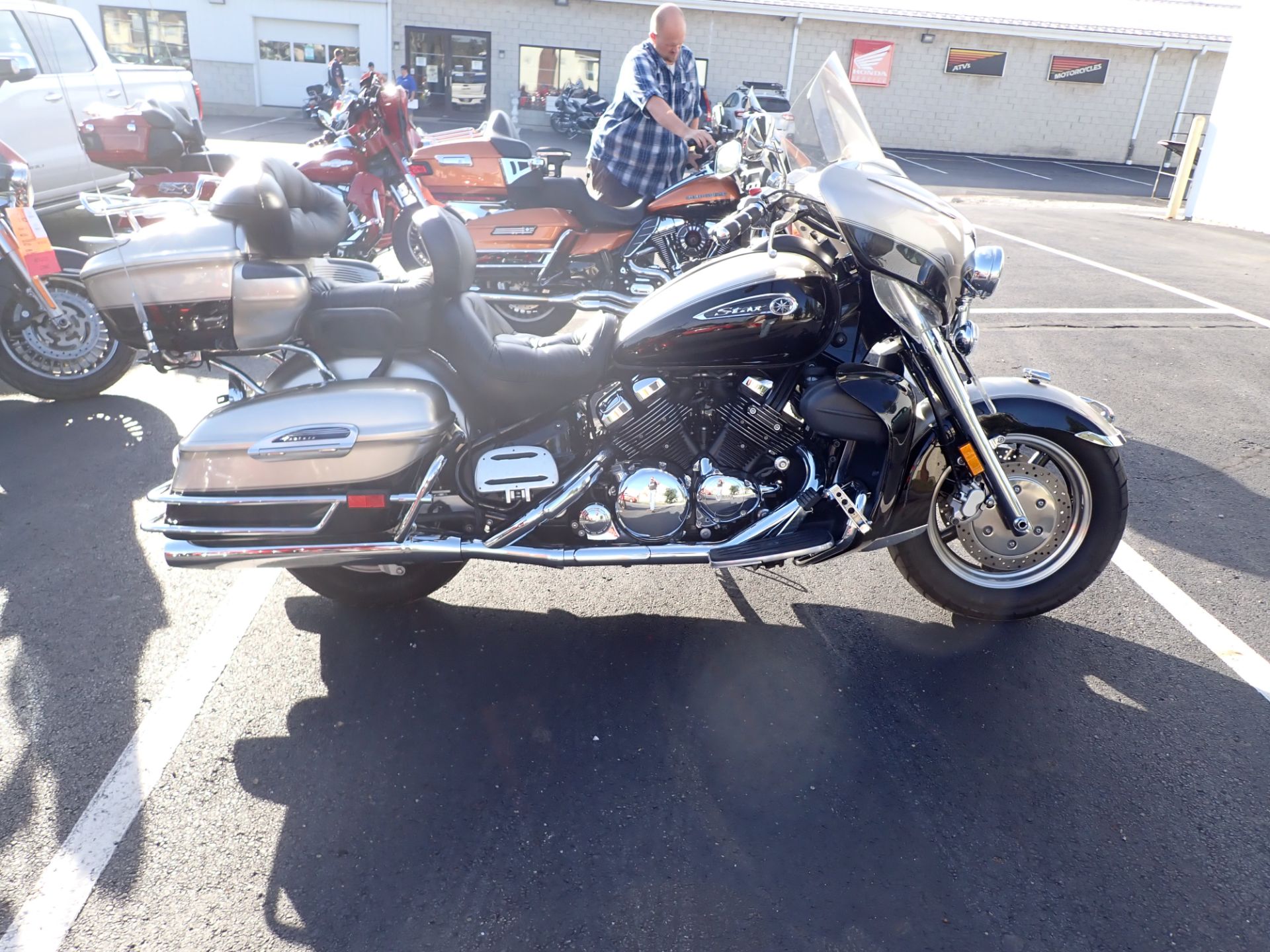 2009 Yamaha Royal Star Venture S in Massillon, Ohio - Photo 1