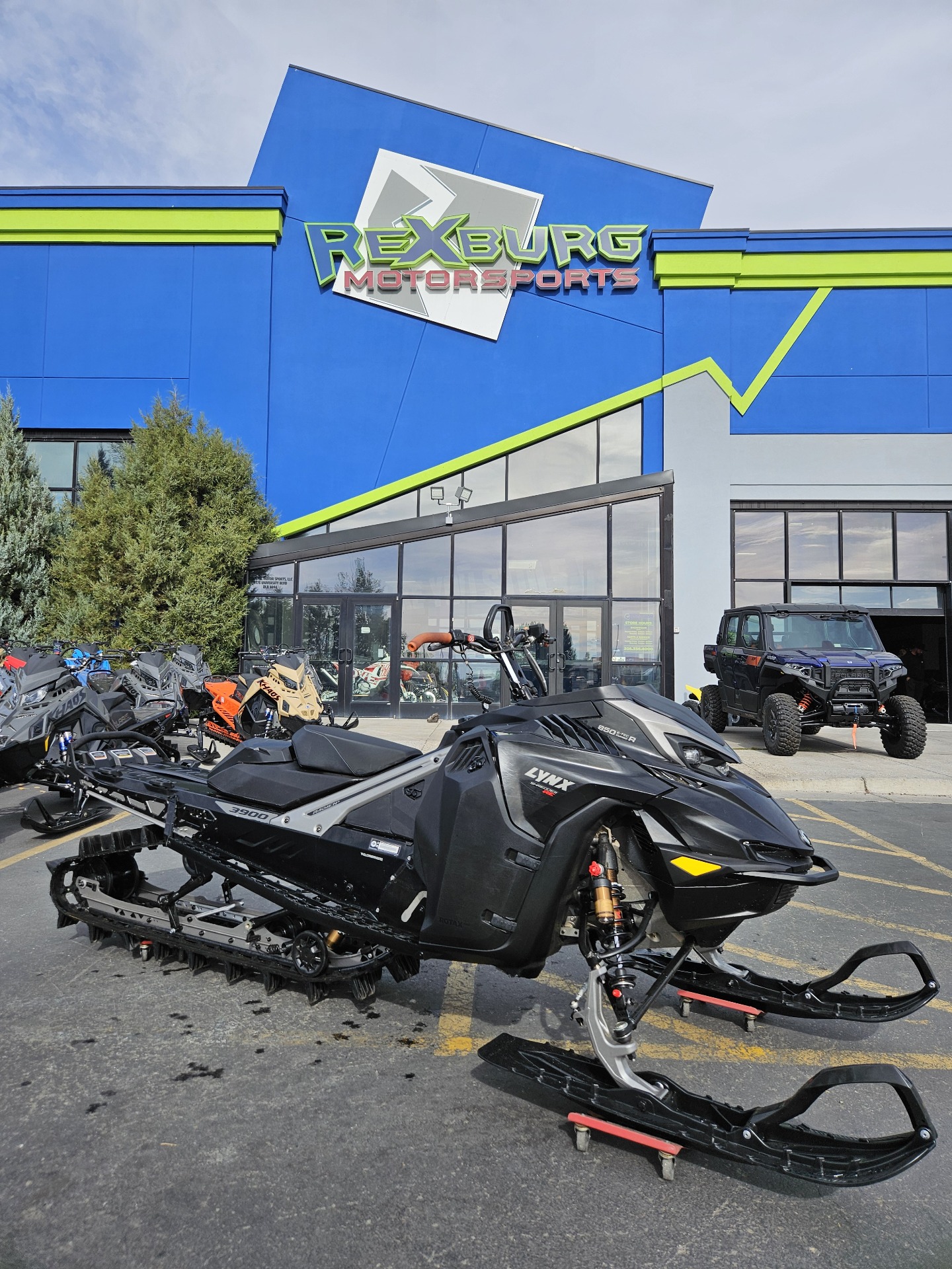 2024 LYNX Shredder RE 3900 850 E-TEC Turbo R PowderMax X-Light 3.0 SHOT w/ 10.25 Touchscreen in Rexburg, Idaho - Photo 2