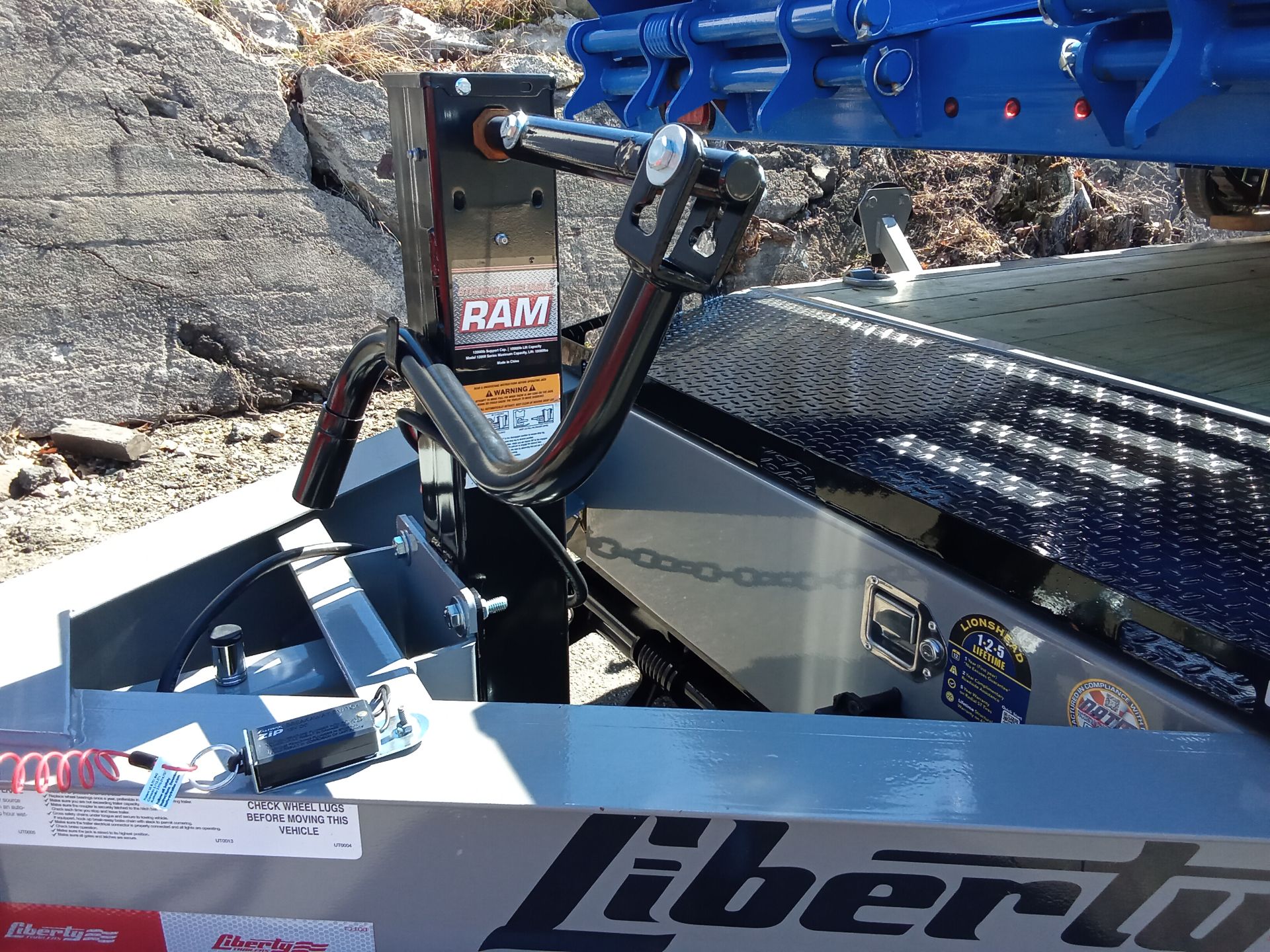 15.4K Dovetail Trailer photo 2