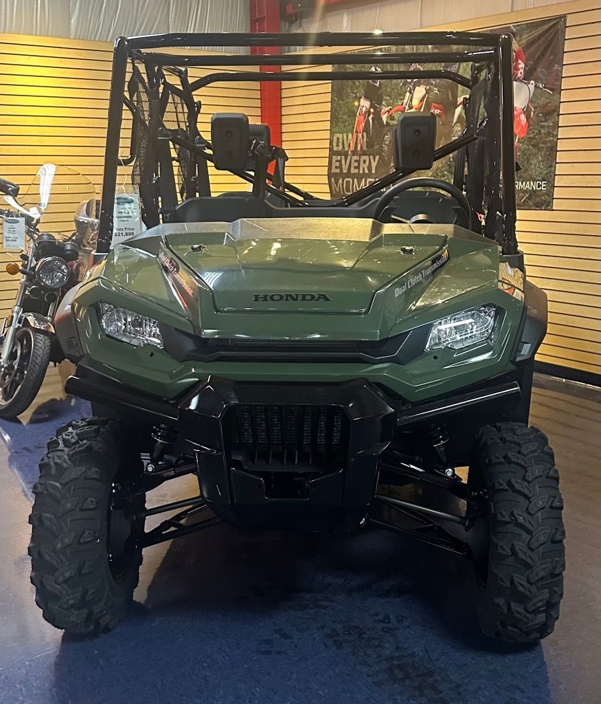 2023 Honda Pioneer 1000-6 Deluxe Crew in Beaver Dam, Wisconsin - Photo 2