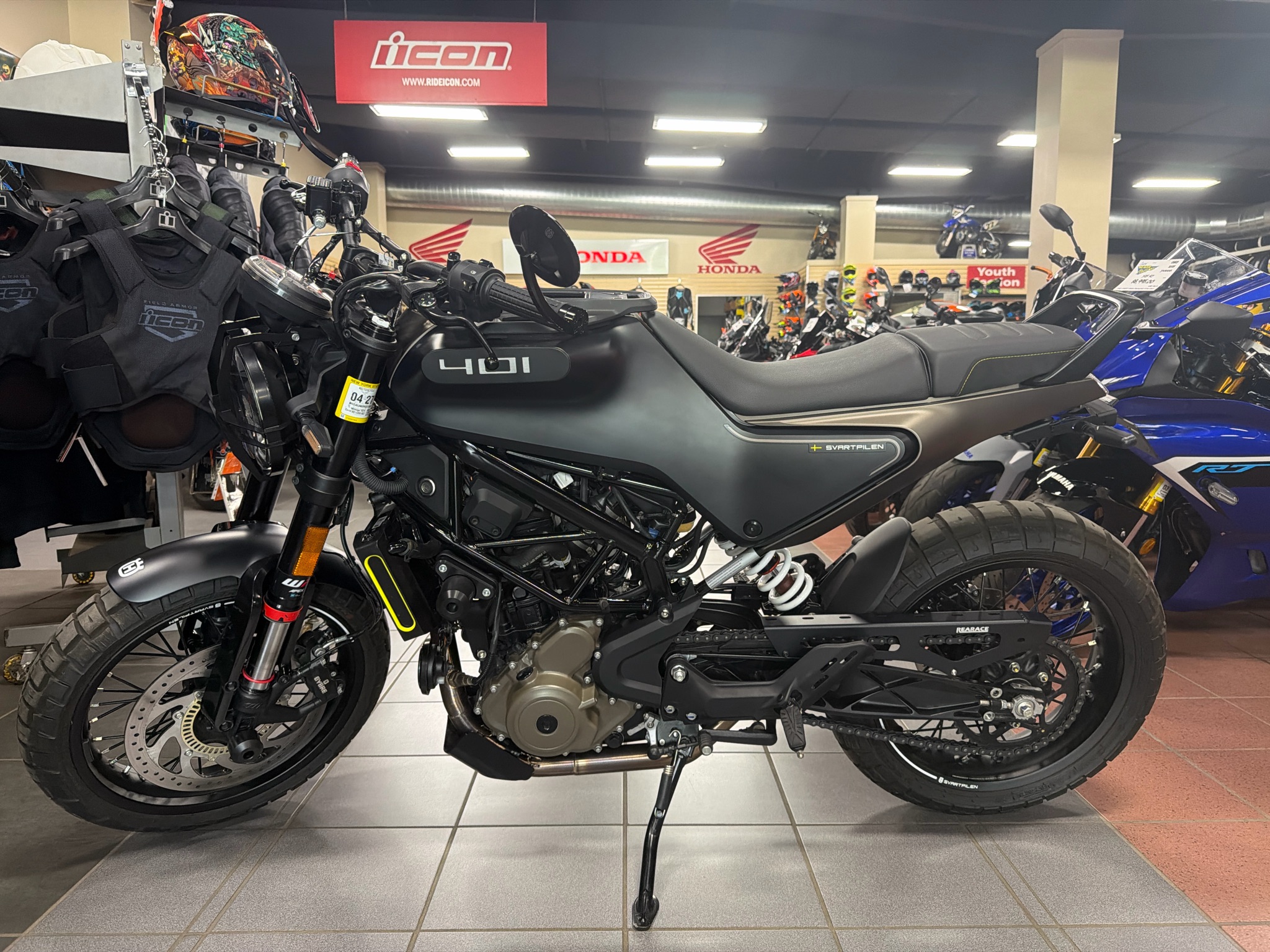 2023 Husqvarna Svartpilen 401 1