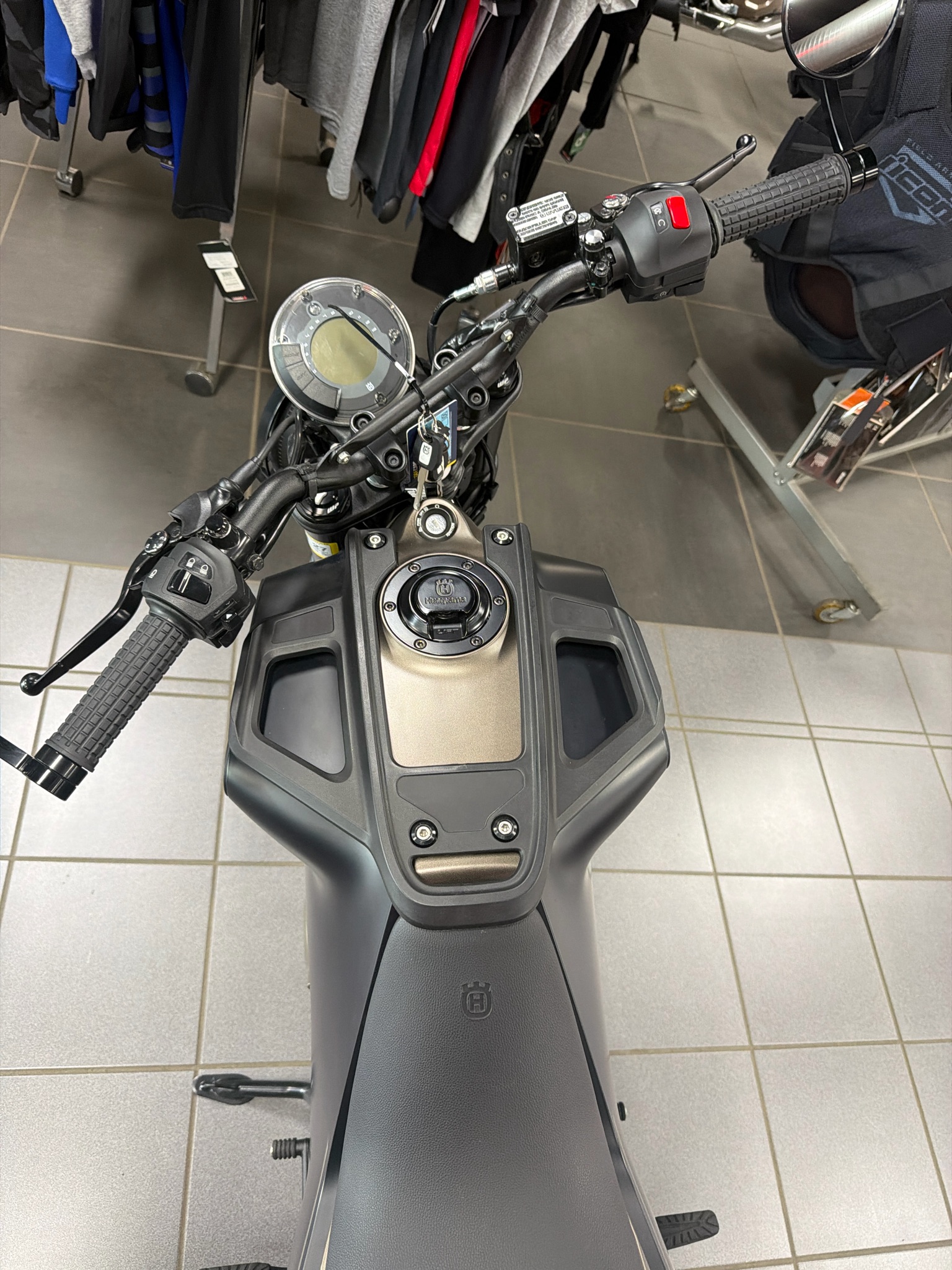 2023 Husqvarna Svartpilen 401 5