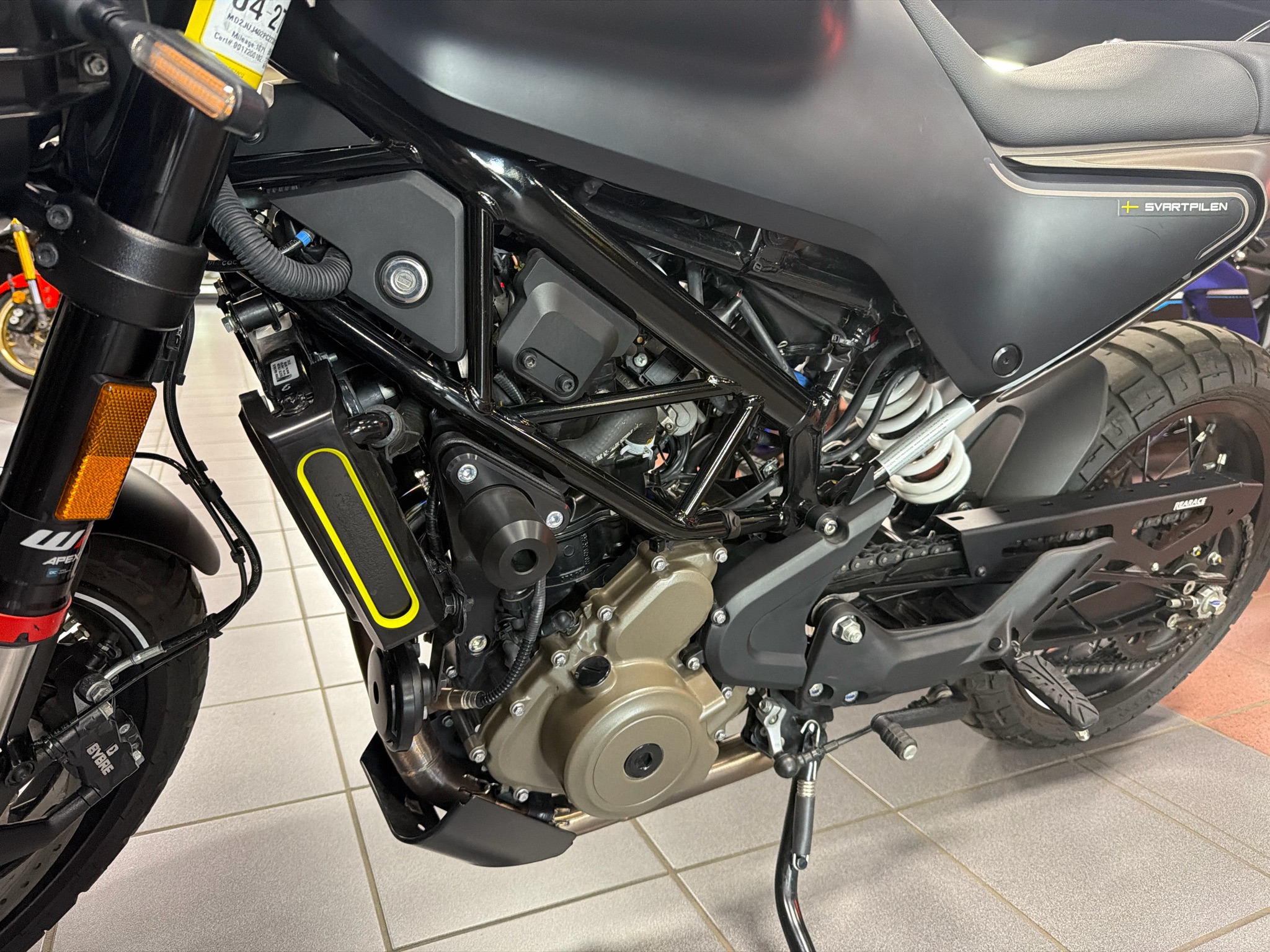 2023 Husqvarna Svartpilen 401 6
