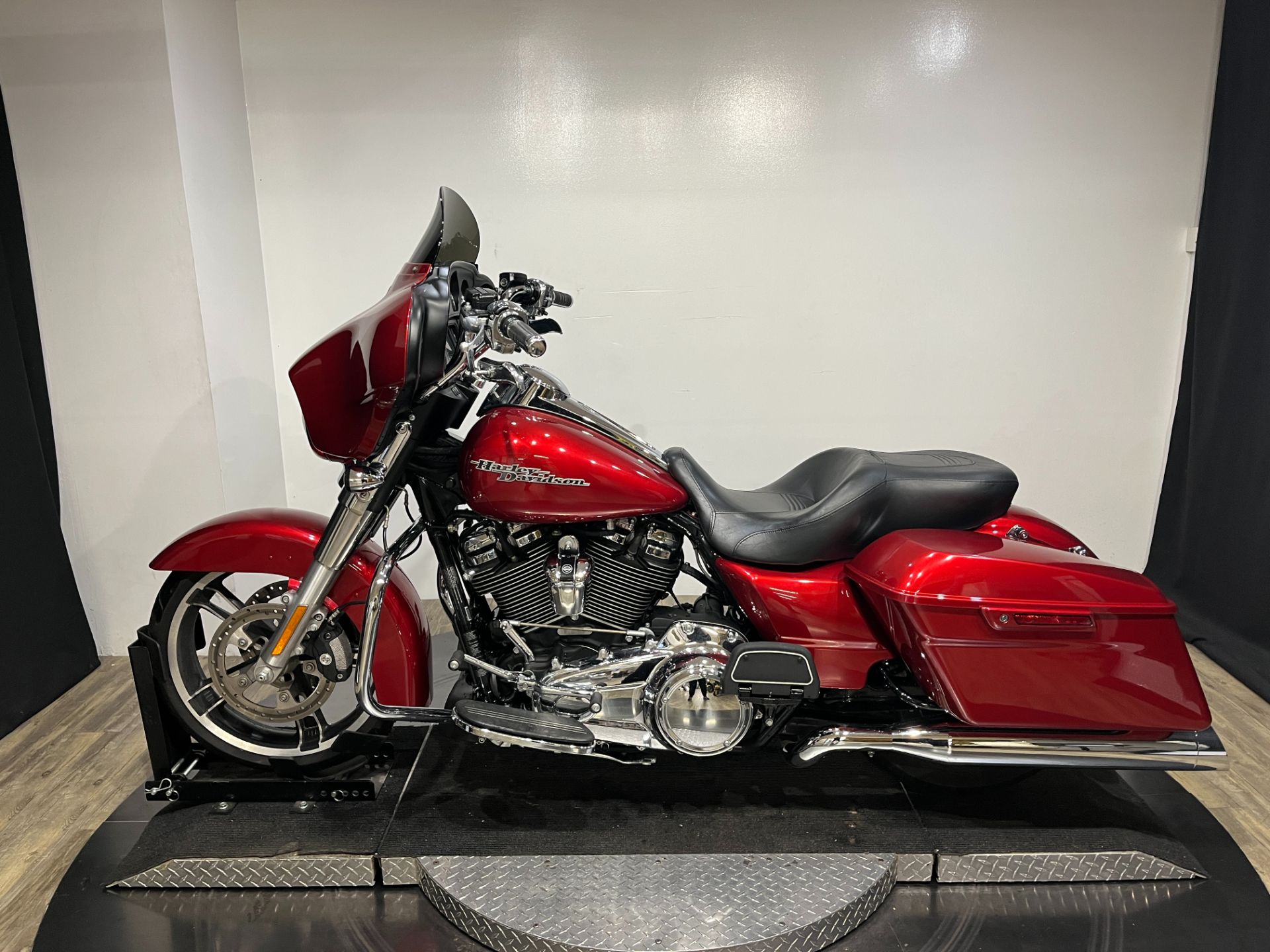 2018 Harley-Davidson Street Glide® 11