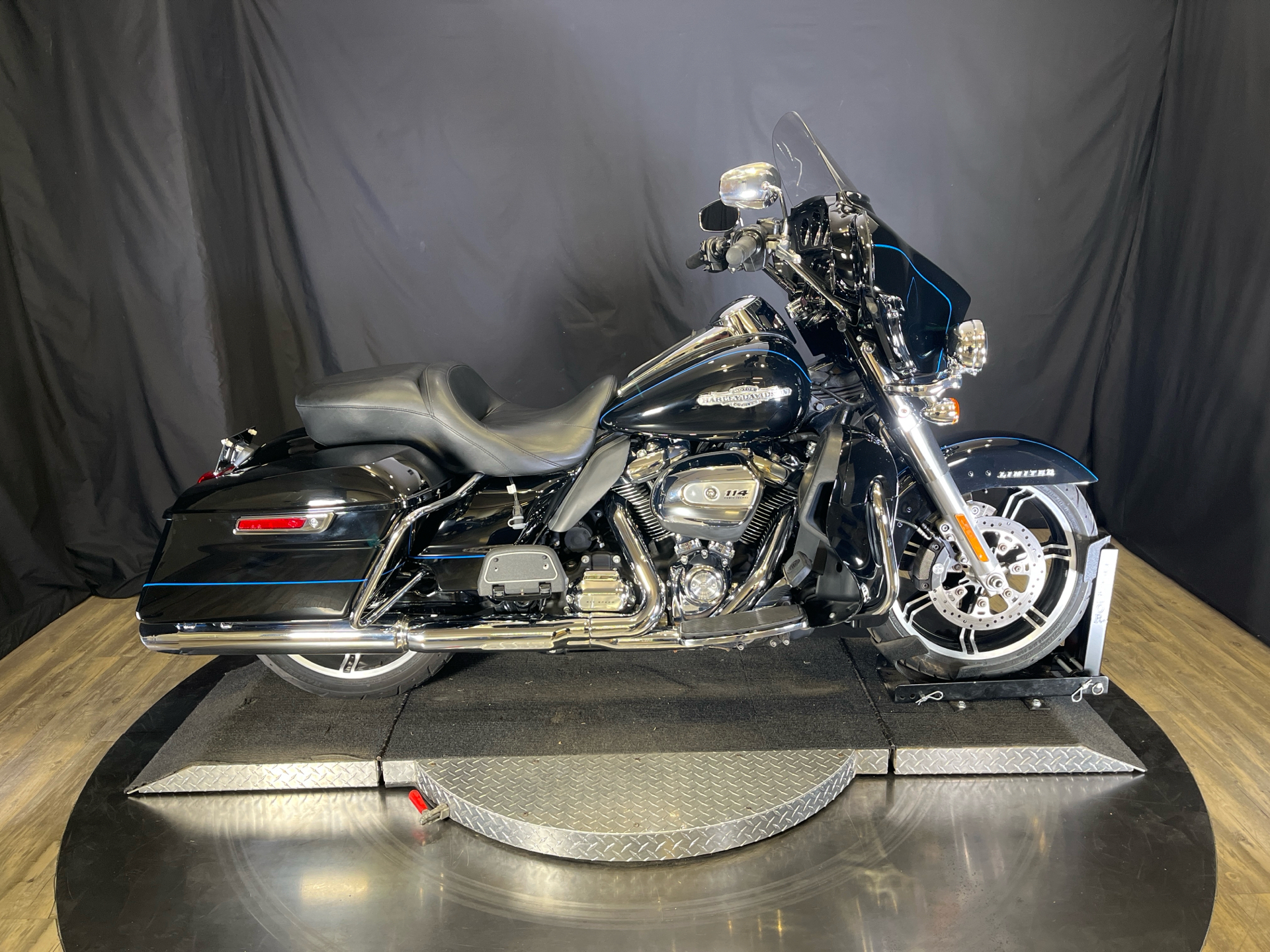 即日発送 オフィシャル Harley-Davidson ネオンライト アメカジ Certified Pre-Owned 2021 Harley-Davidson Street Glide