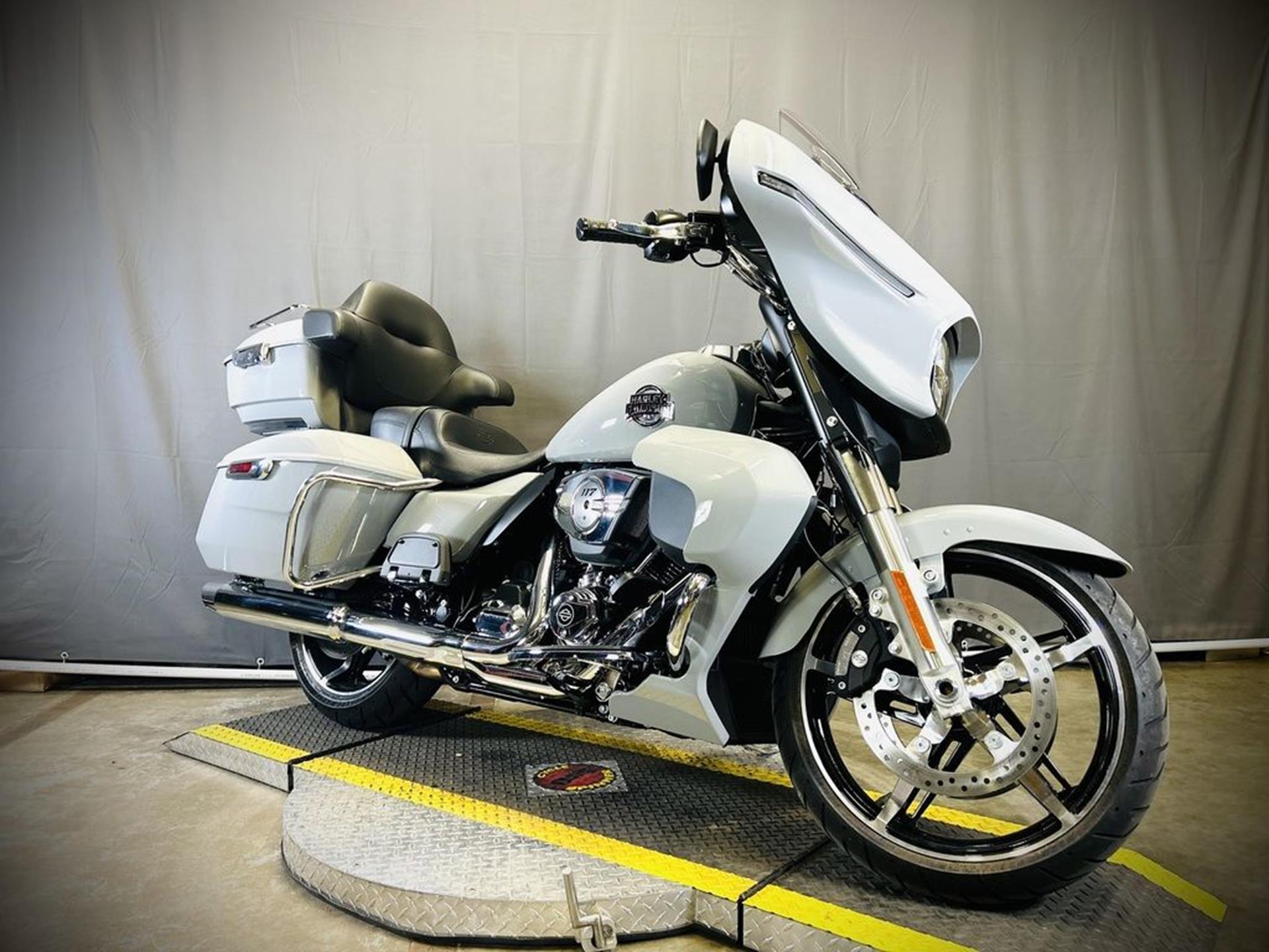 2025 Harley-Davidson Street Glide® Ultra 1