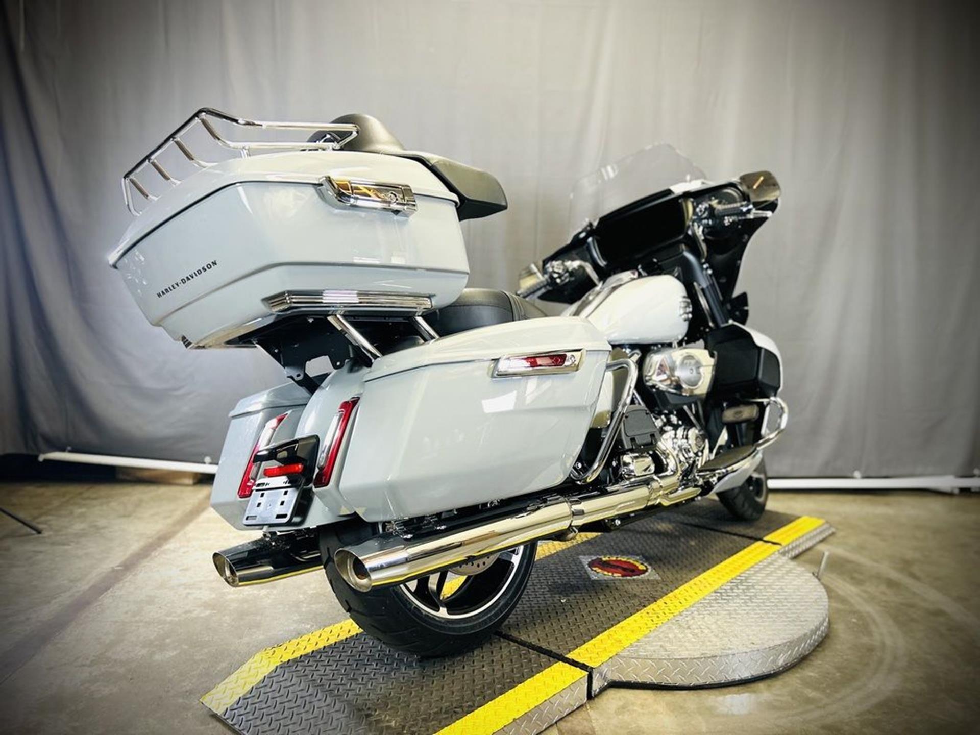 2025 Harley-Davidson Street Glide® Ultra 3