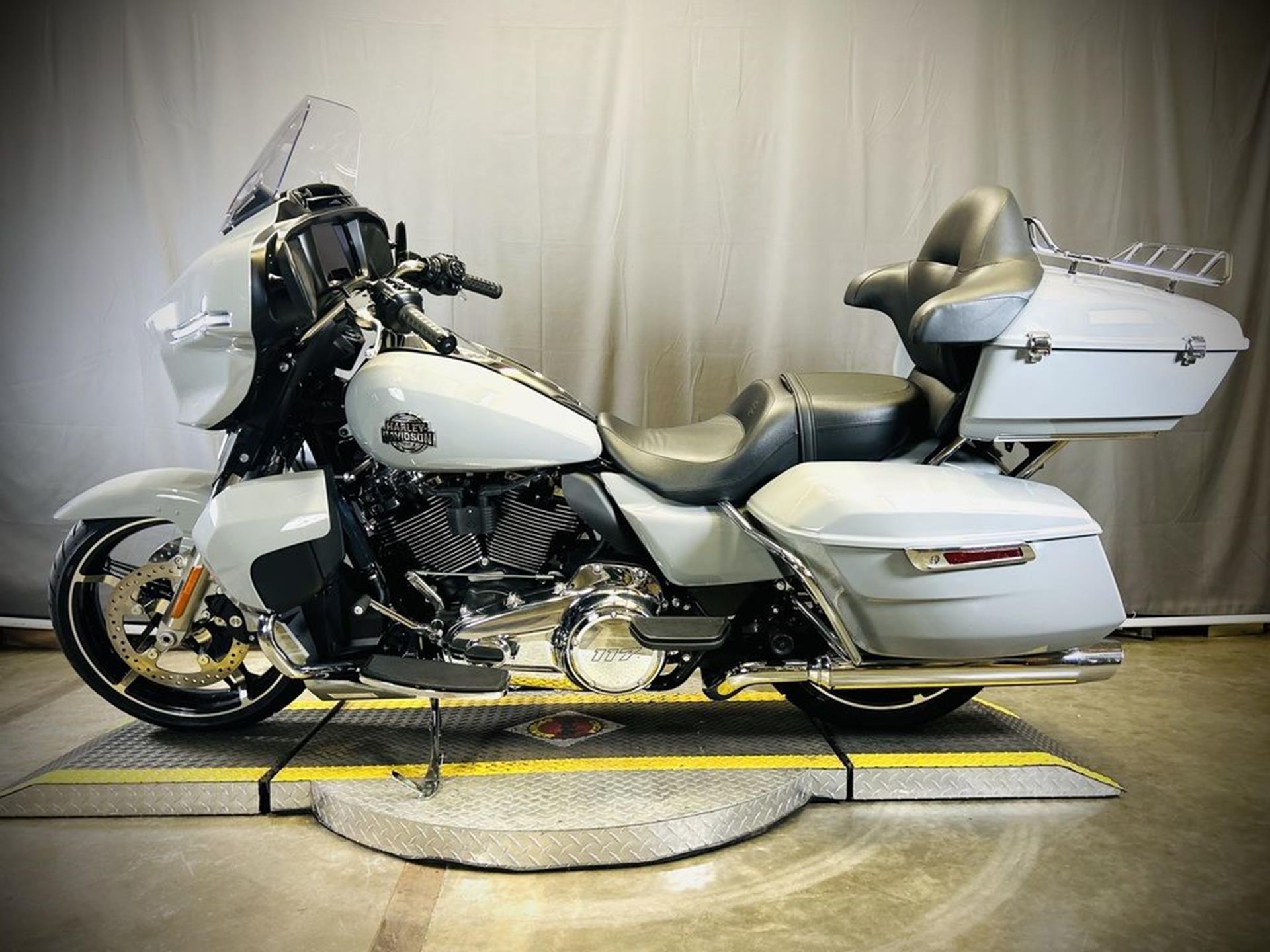 2025 Harley-Davidson Street Glide® Ultra 5