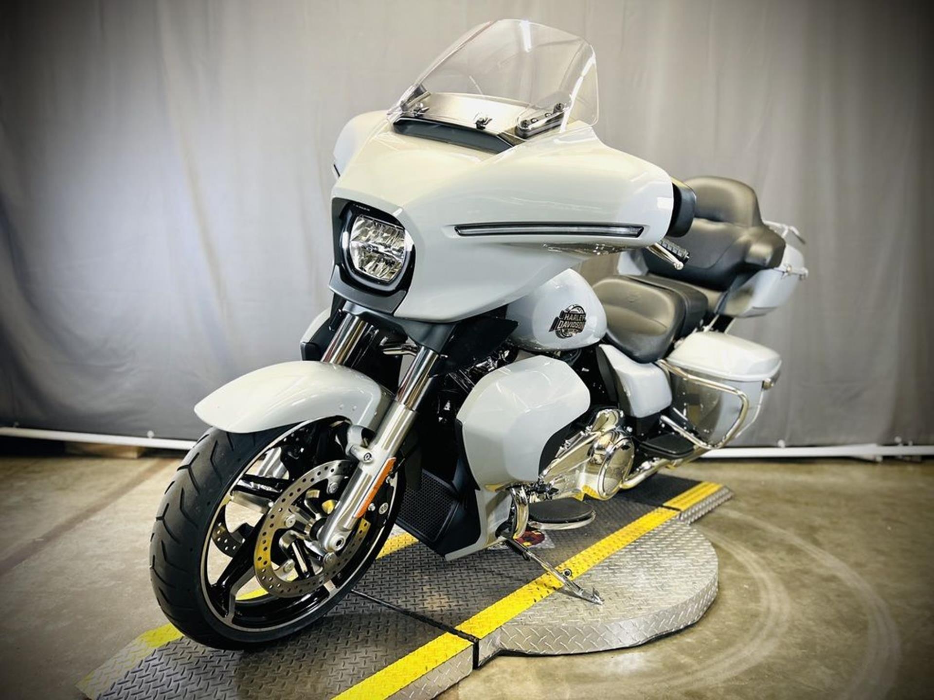 2025 Harley-Davidson Street Glide® Ultra 6