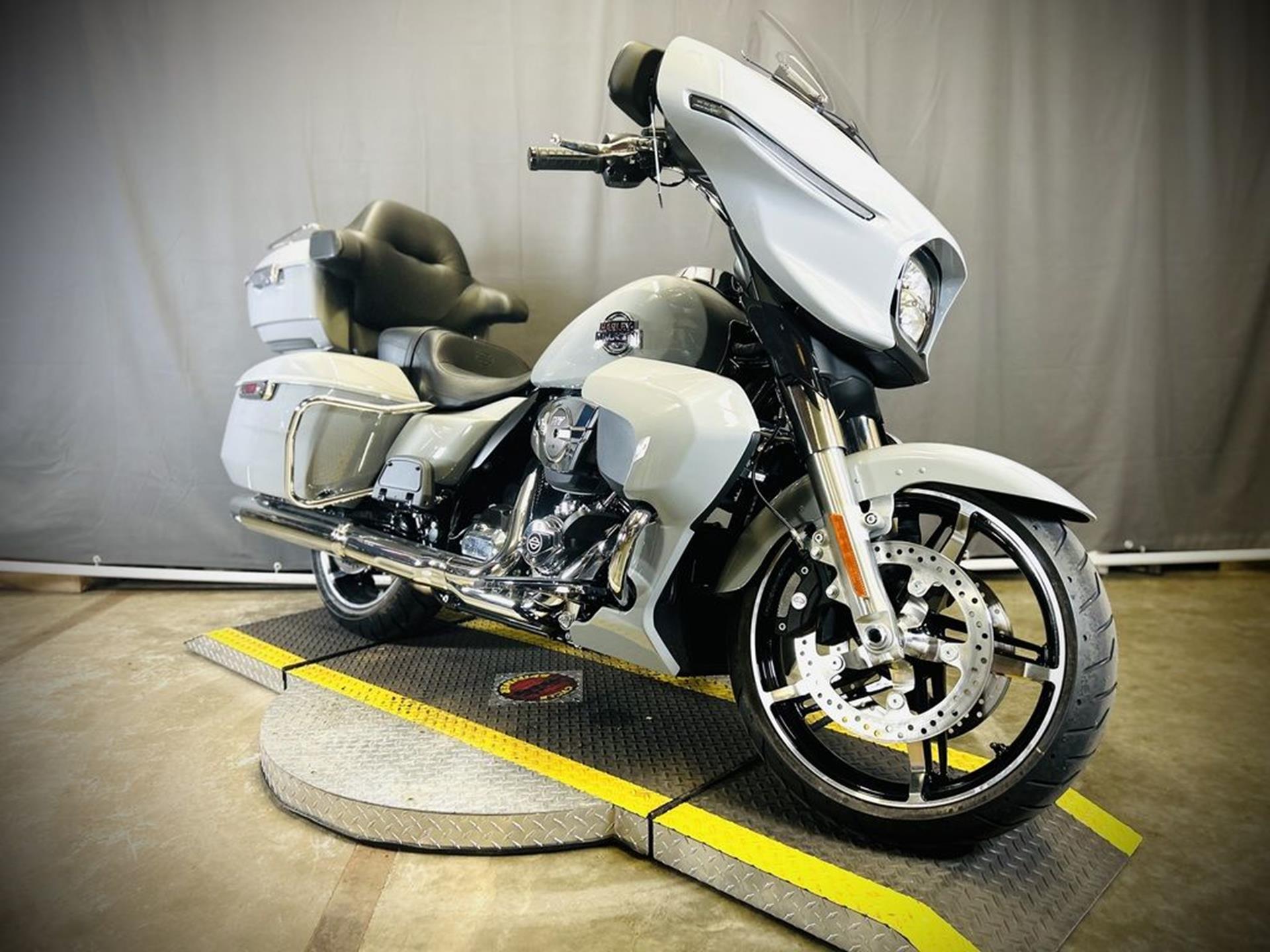2025 Harley-Davidson Street Glide® Ultra 1