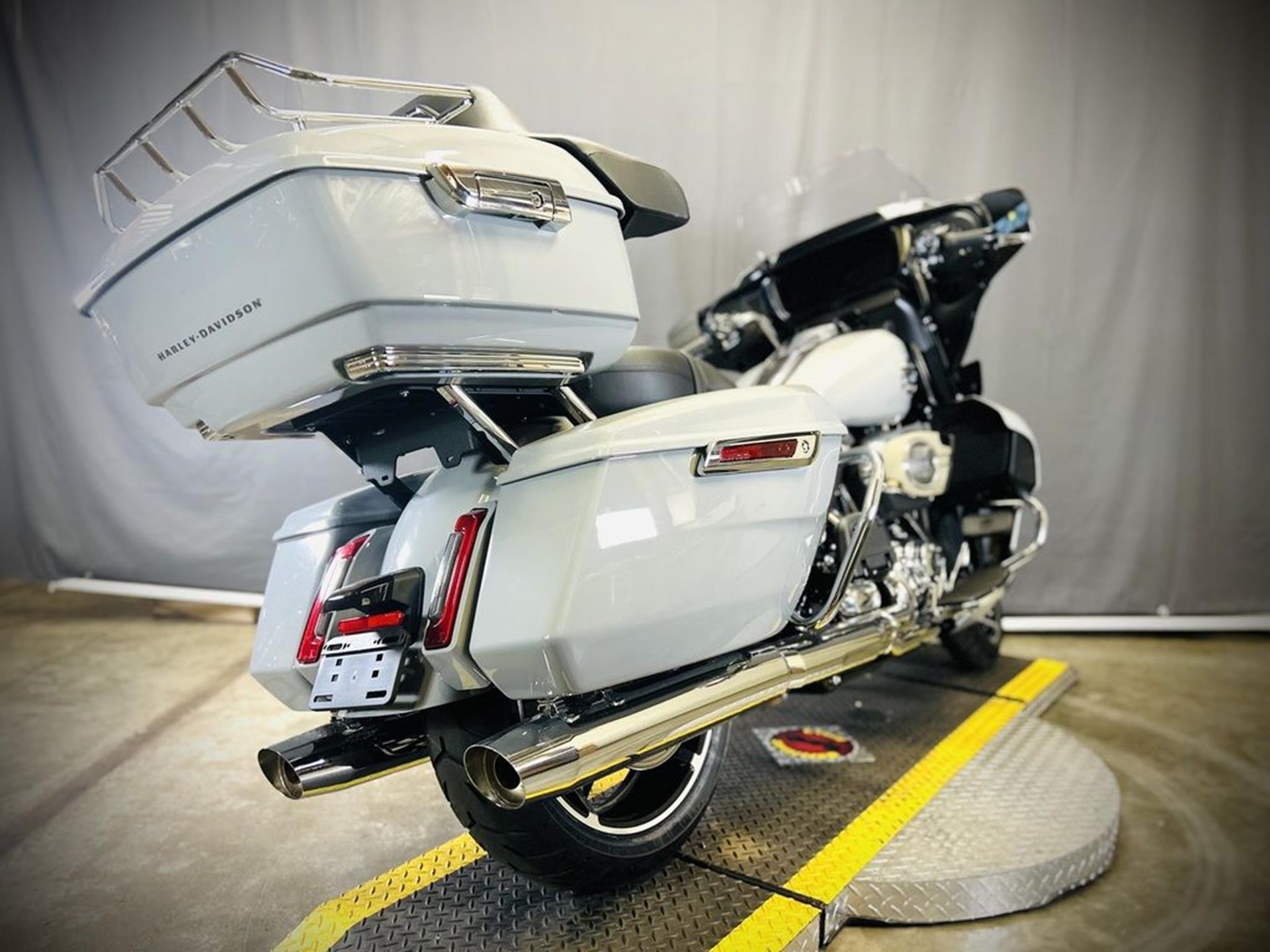 2025 Harley-Davidson Street Glide® Ultra 3