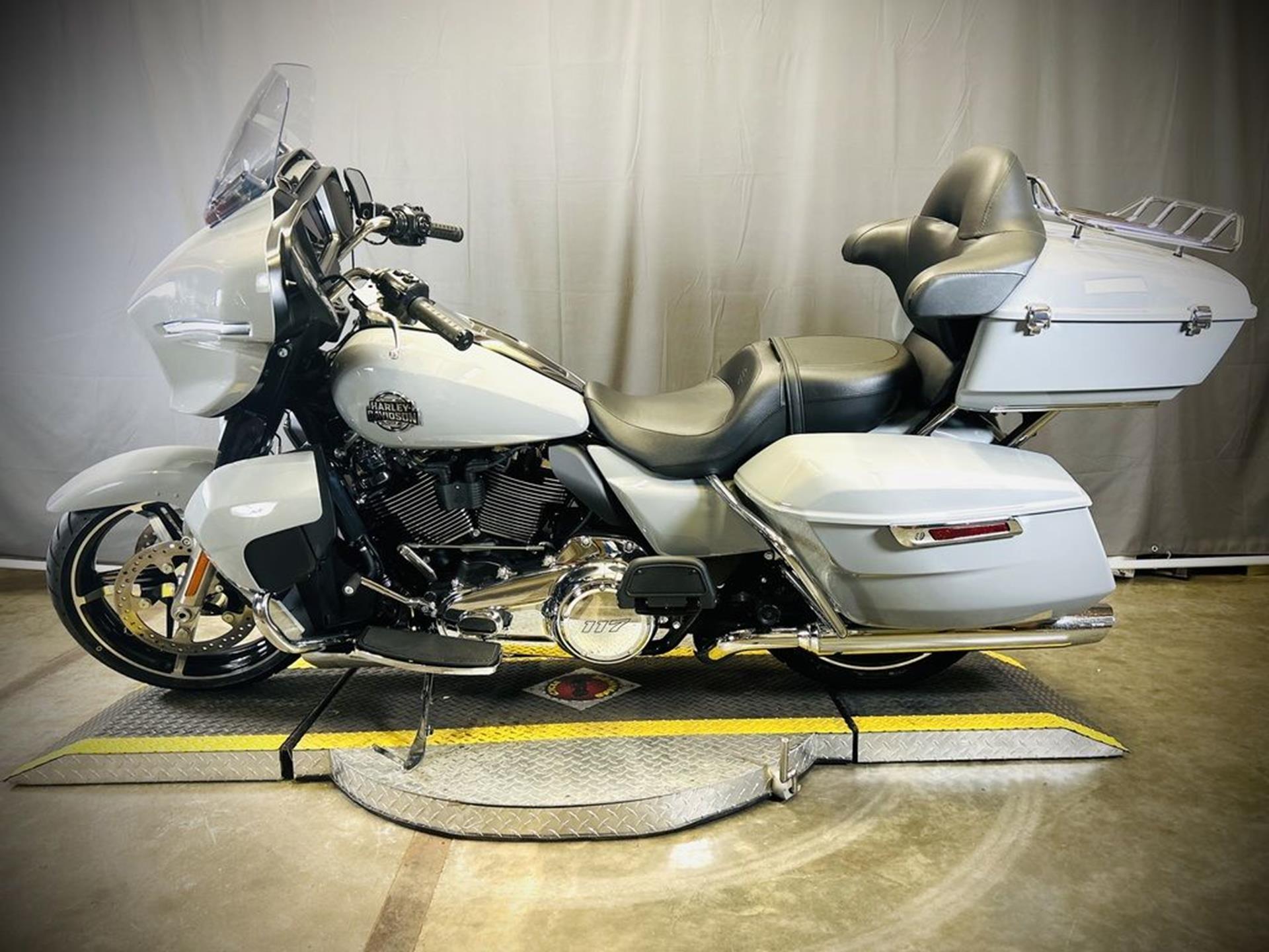 2025 Harley-Davidson Street Glide® Ultra 5