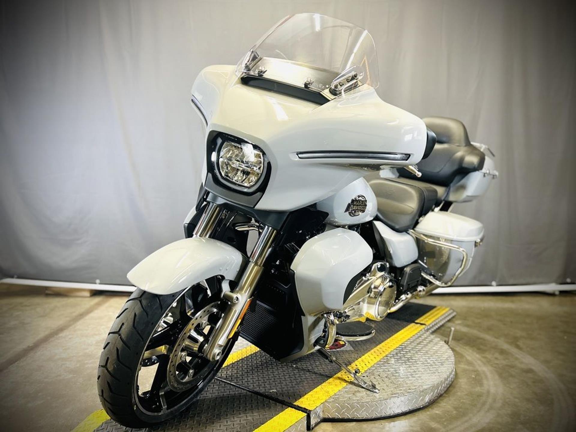 2025 Harley-Davidson Street Glide® Ultra 6