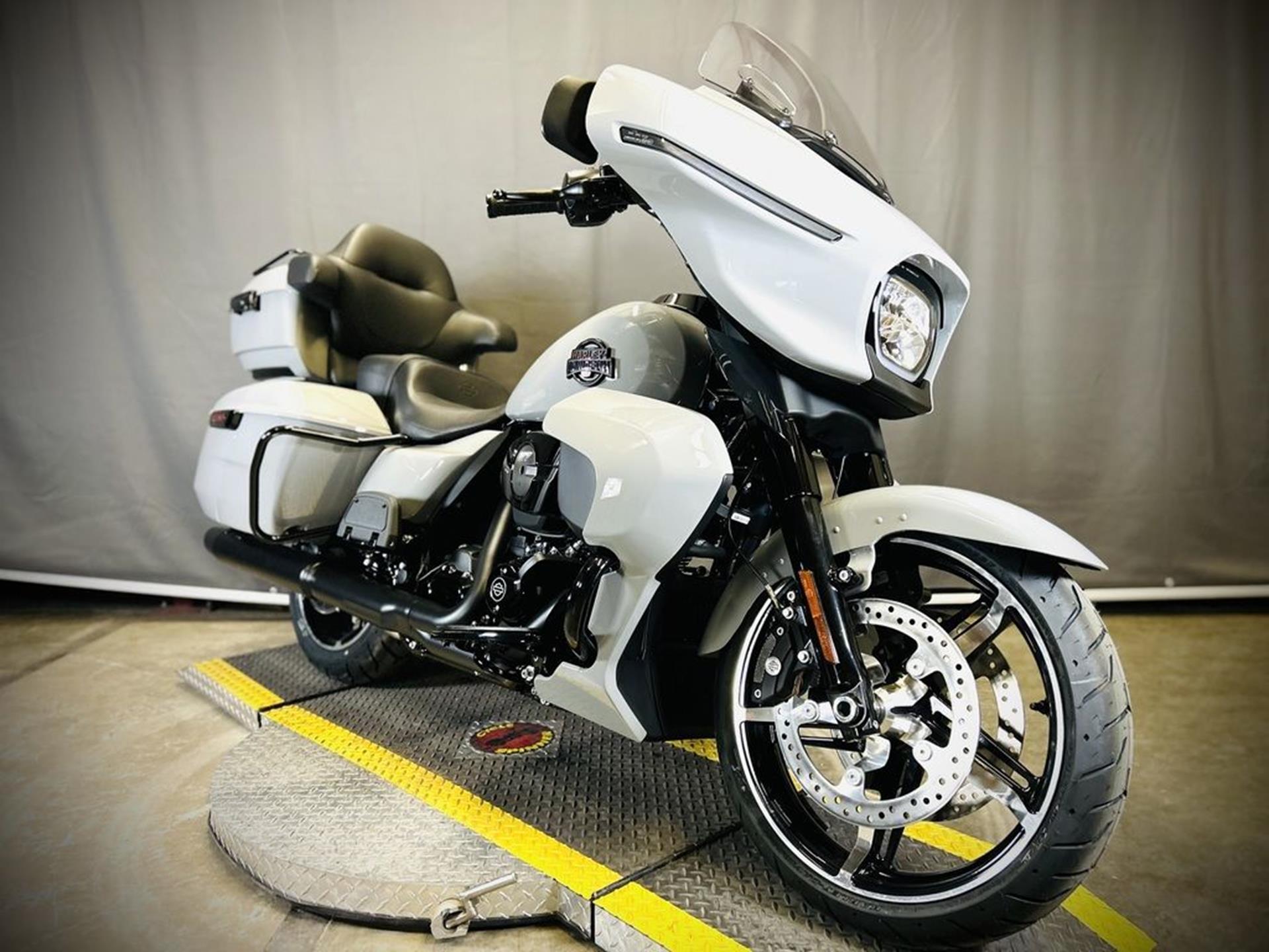 2025 Harley-Davidson Street Glide® Ultra 1