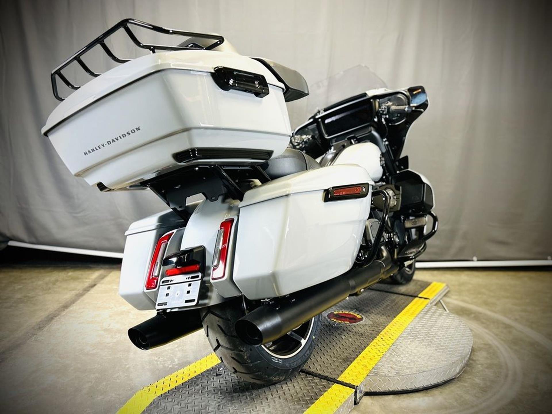 2025 Harley-Davidson Street Glide® Ultra 3