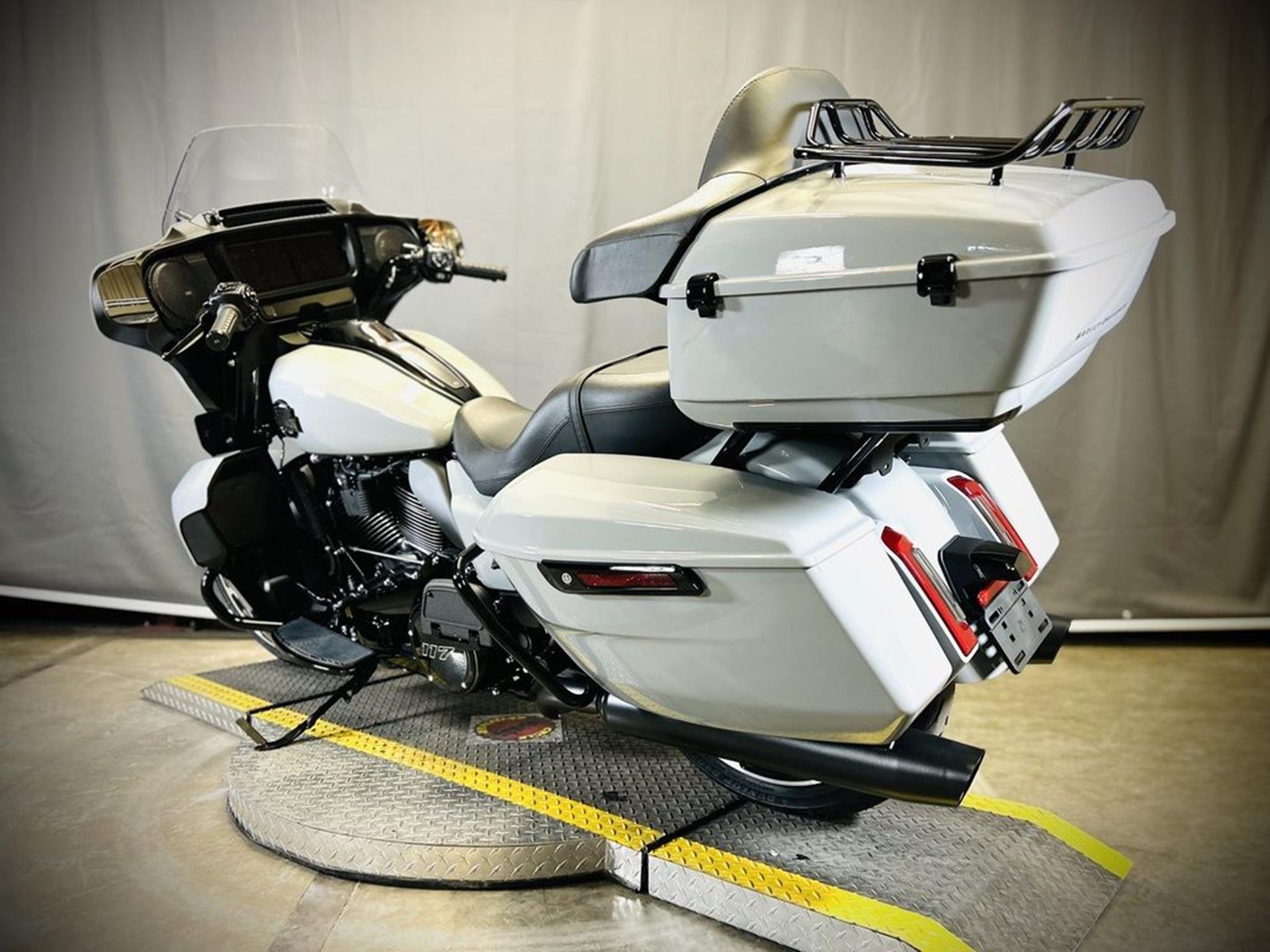 2025 Harley-Davidson Street Glide® Ultra 4