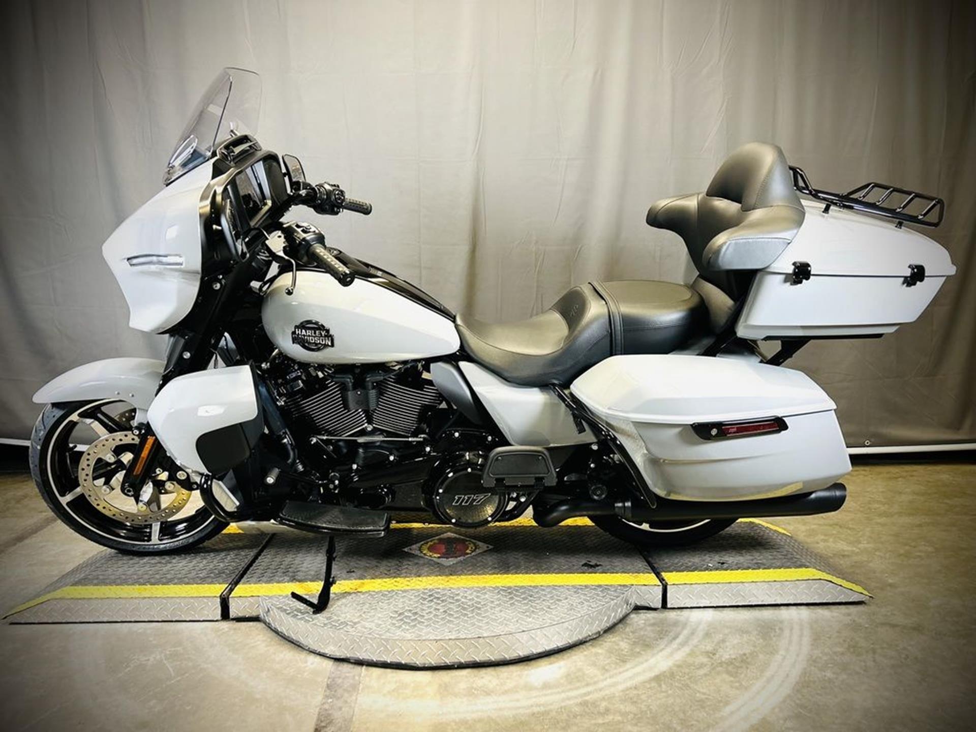 2025 Harley-Davidson Street Glide® Ultra 5