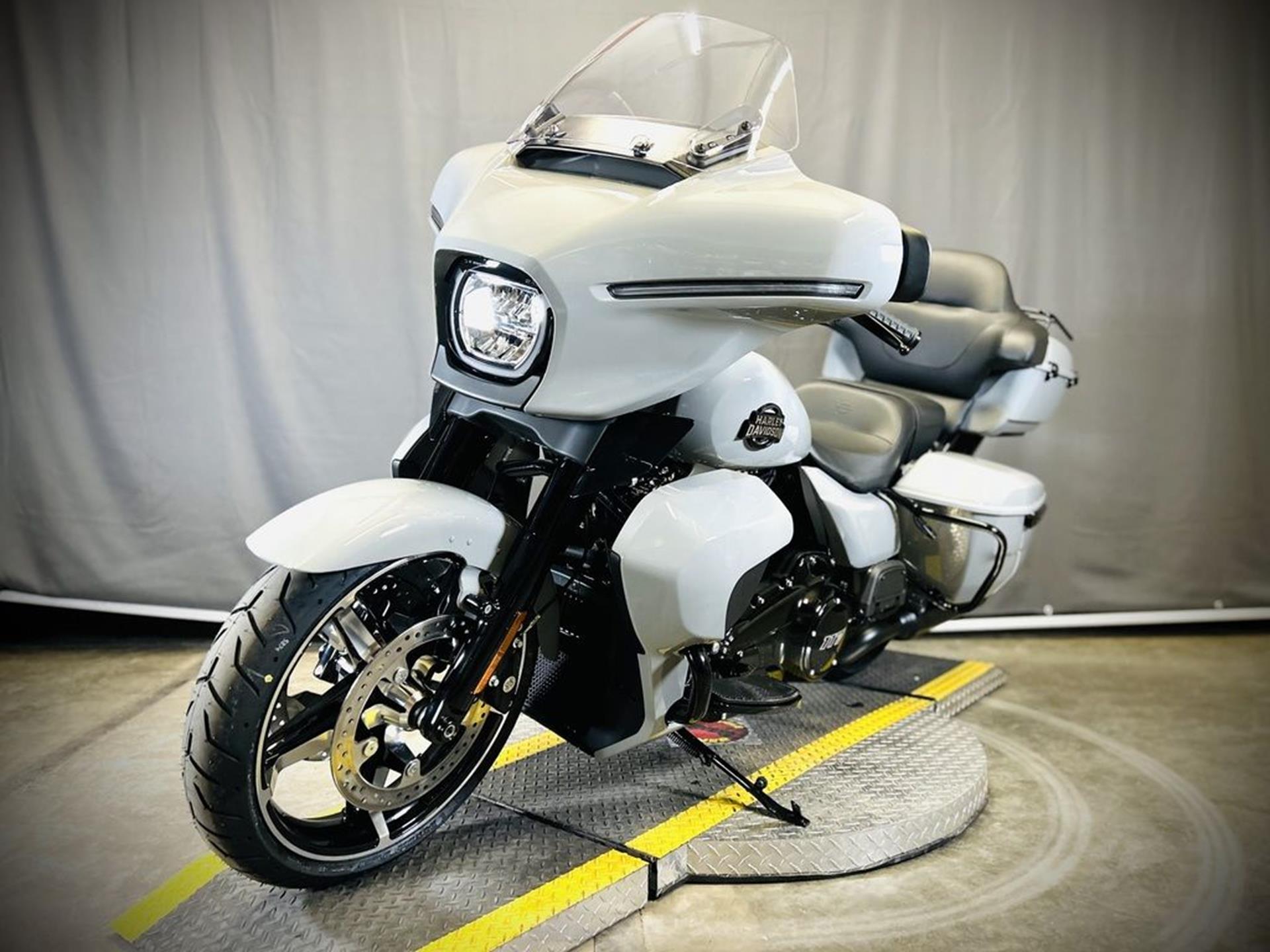 2025 Harley-Davidson Street Glide® Ultra 6