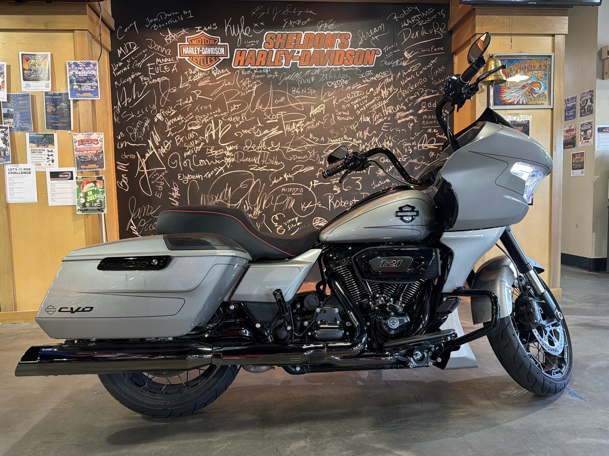 2023 Harley-Davidson CVO Road Glide® 1