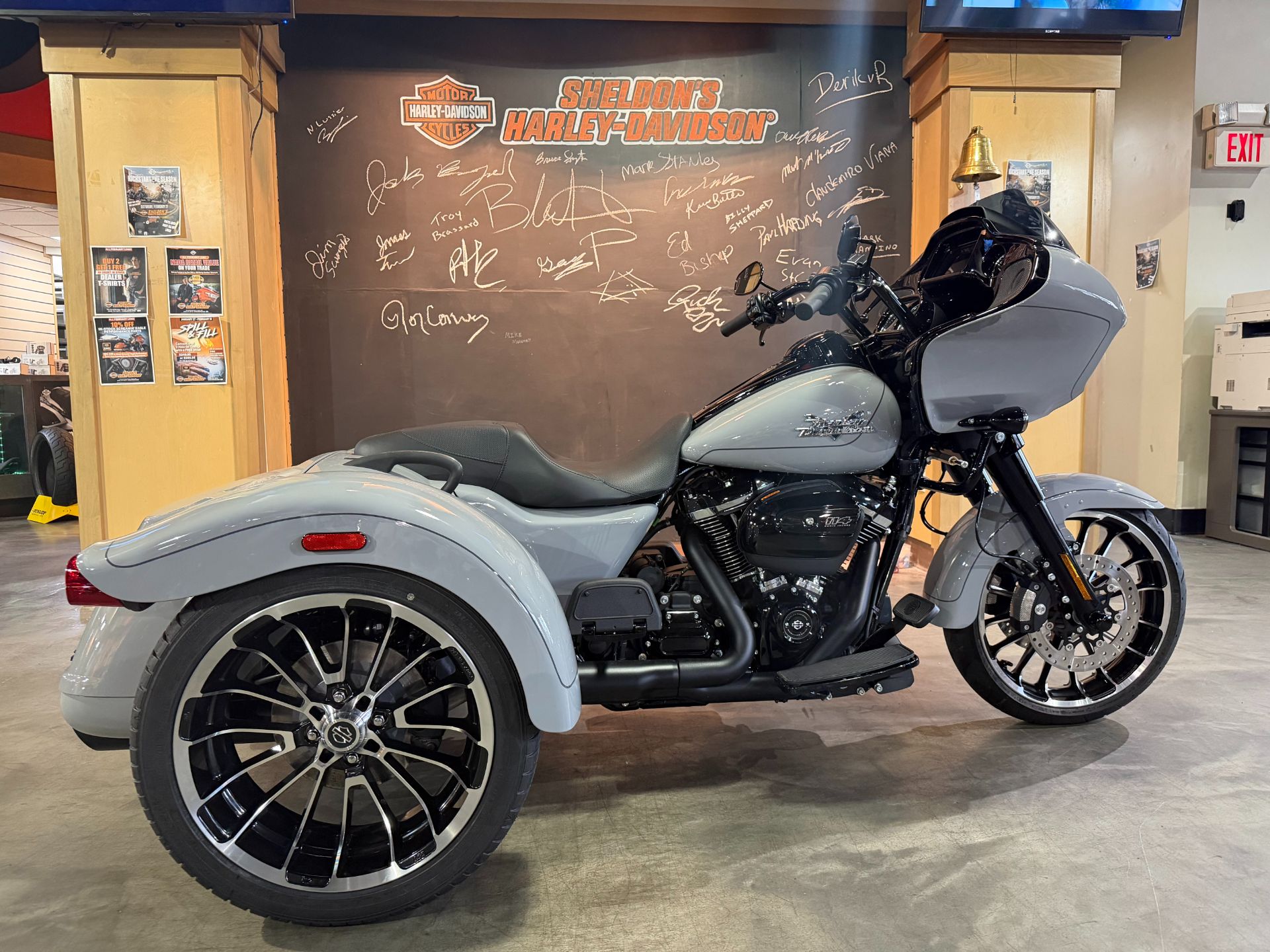 2025 Harley-Davidson Road Glide® 3 1
