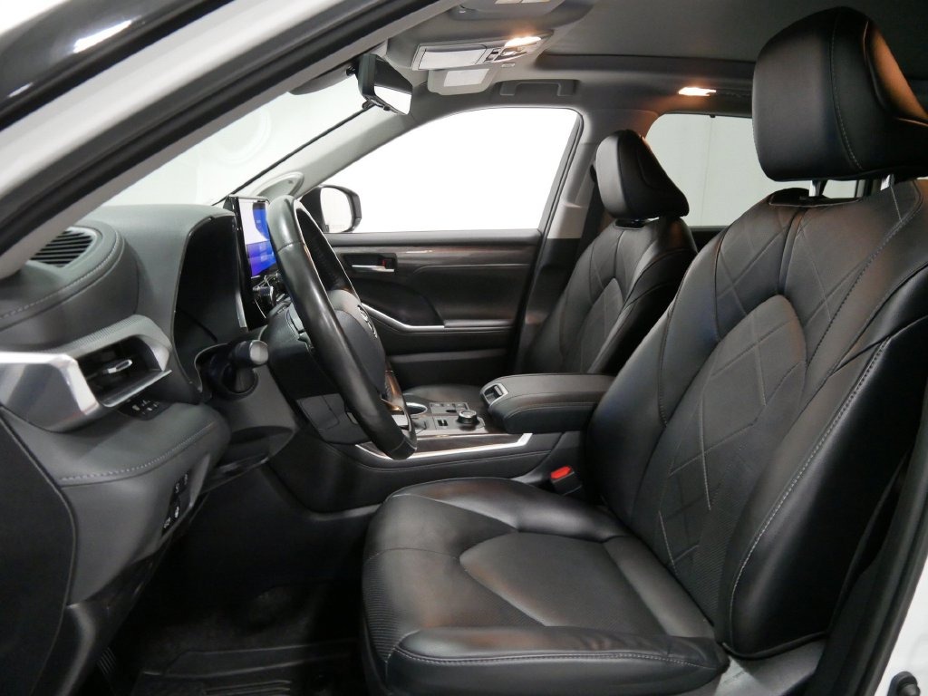 2023 Toyota HIGHTLANDER PLATINUM in Saint Joseph, Minnesota - Photo 14