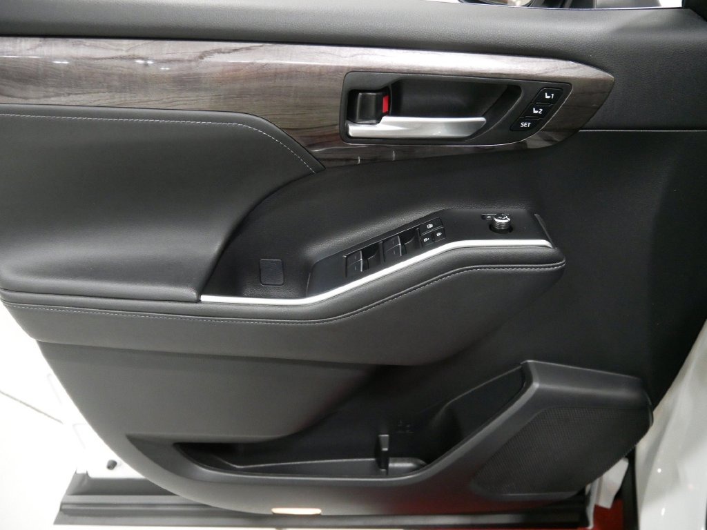 2023 Toyota HIGHTLANDER PLATINUM in Saint Joseph, Minnesota - Photo 16