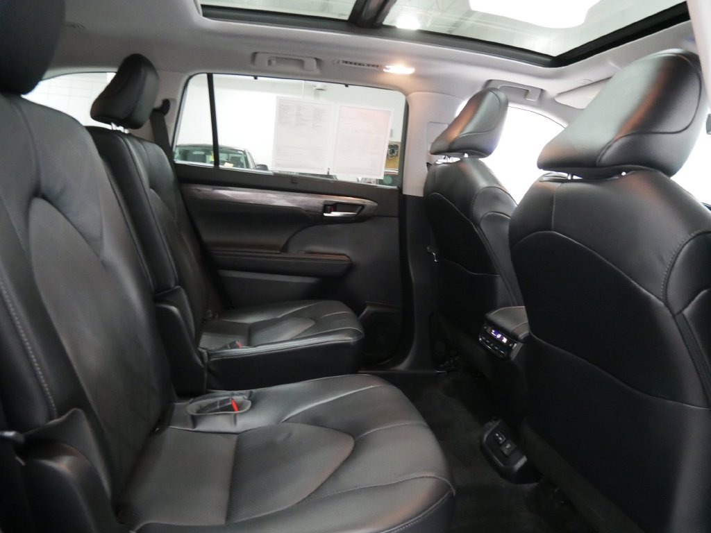 2023 Toyota HIGHTLANDER PLATINUM in Saint Joseph, Minnesota - Photo 23