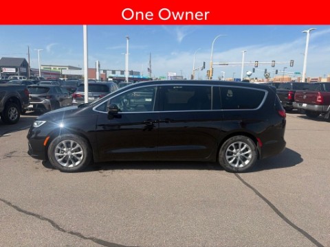 2026 Chrysler PACIFICA LIMITED in Saint Joseph, Minnesota - Photo 2