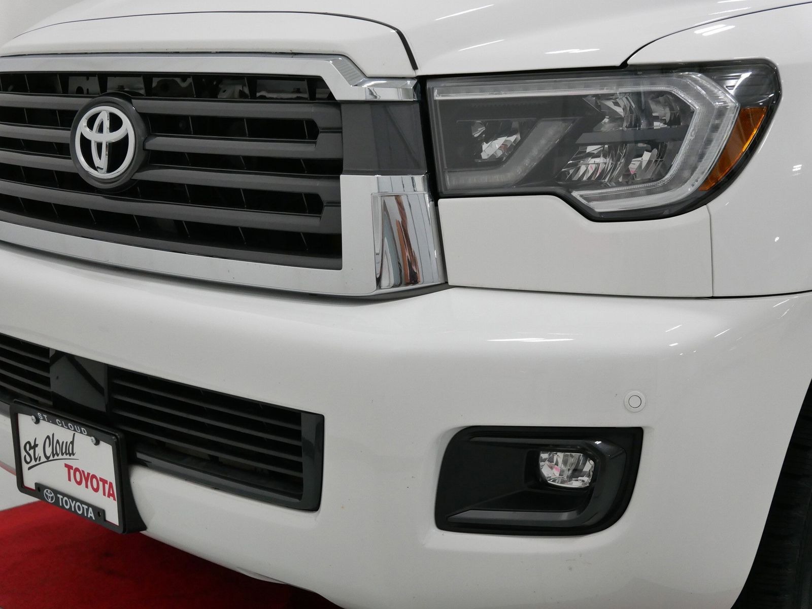 2019 Toyota SEQUOIA SR5 in Saint Joseph, Minnesota - Photo 13