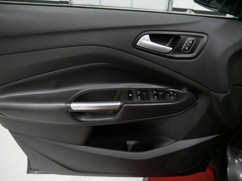 2018 Ford ESCAPE SE in Saint Joseph, Minnesota - Photo 16