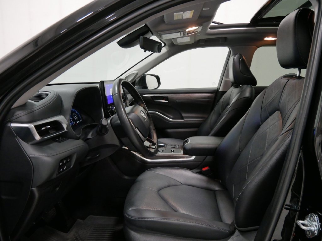 2025 Toyota HIGHLANDER HYBRID PLATINUM in Saint Joseph, Minnesota - Photo 14