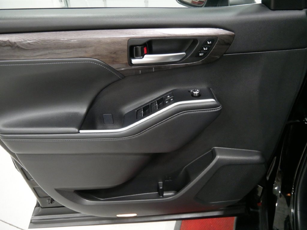 2025 Toyota HIGHLANDER HYBRID PLATINUM in Saint Joseph, Minnesota - Photo 17