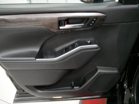 2025 Toyota HIGHLANDER HYBRID PLATINUM in Saint Joseph, Minnesota - Photo 17