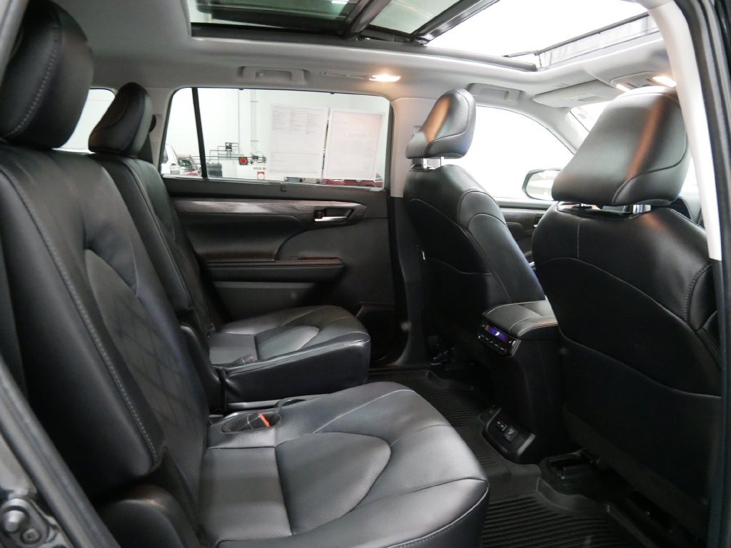 2025 Toyota HIGHLANDER HYBRID PLATINUM in Saint Joseph, Minnesota - Photo 28