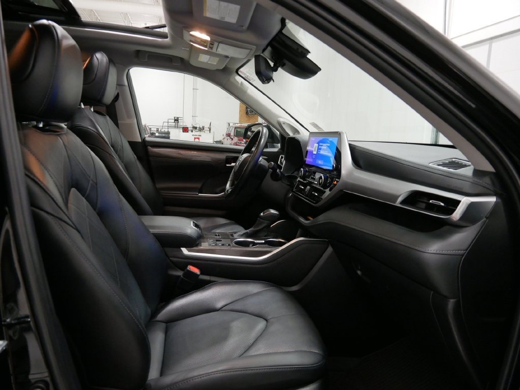 2025 Toyota HIGHLANDER HYBRID PLATINUM in Saint Joseph, Minnesota - Photo 30