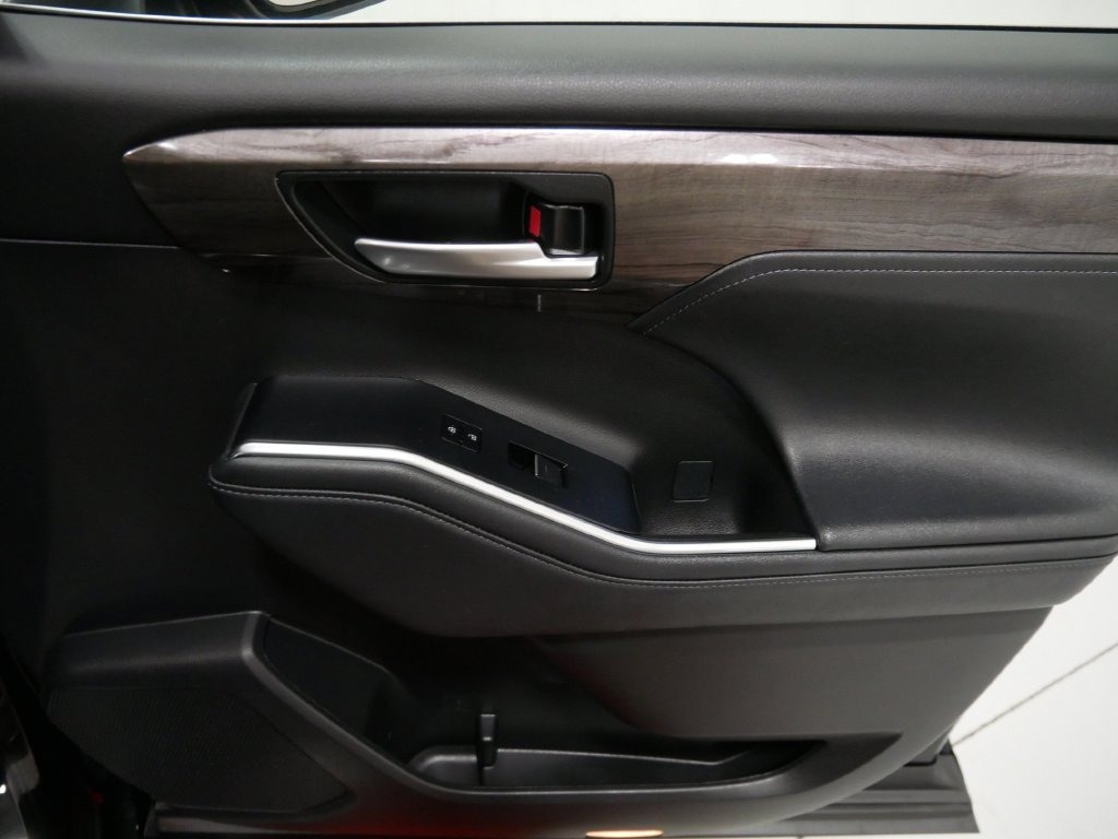 2025 Toyota HIGHLANDER HYBRID PLATINUM in Saint Joseph, Minnesota - Photo 31