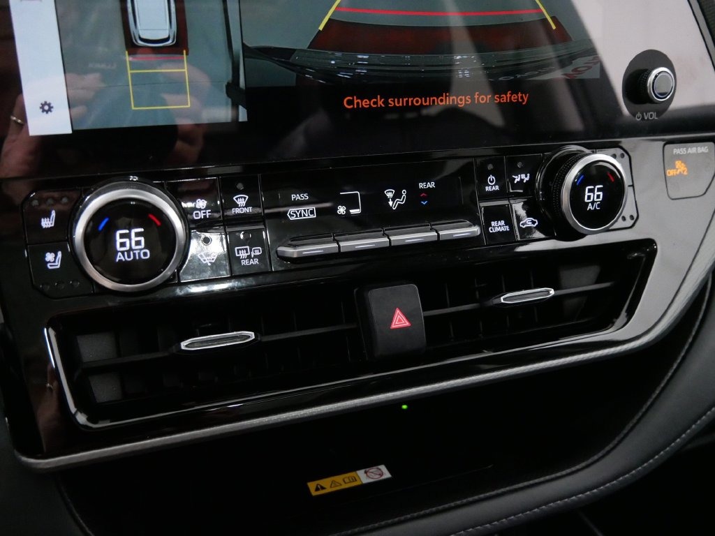 2025 Toyota HIGHLANDER HYBRID PLATINUM in Saint Joseph, Minnesota - Photo 35