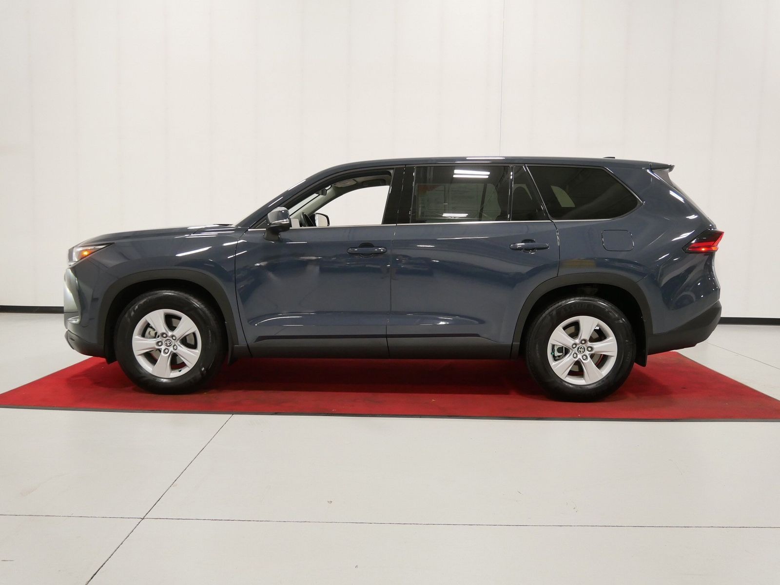 2025 Toyota GRAND HIGHLANDER LE FWD in Saint Joseph, Minnesota - Photo 11