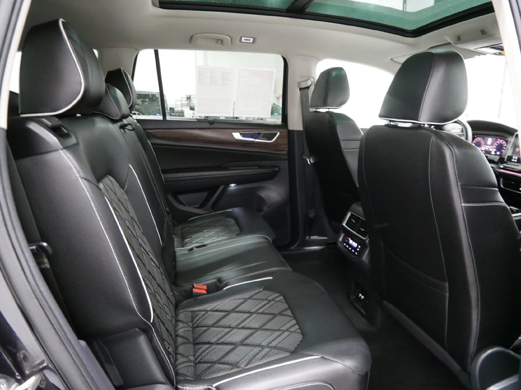 2025 Volkswagen ATLAS 2.0T SEL PREMIUM R-LINE in Saint Joseph, Minnesota - Photo 28