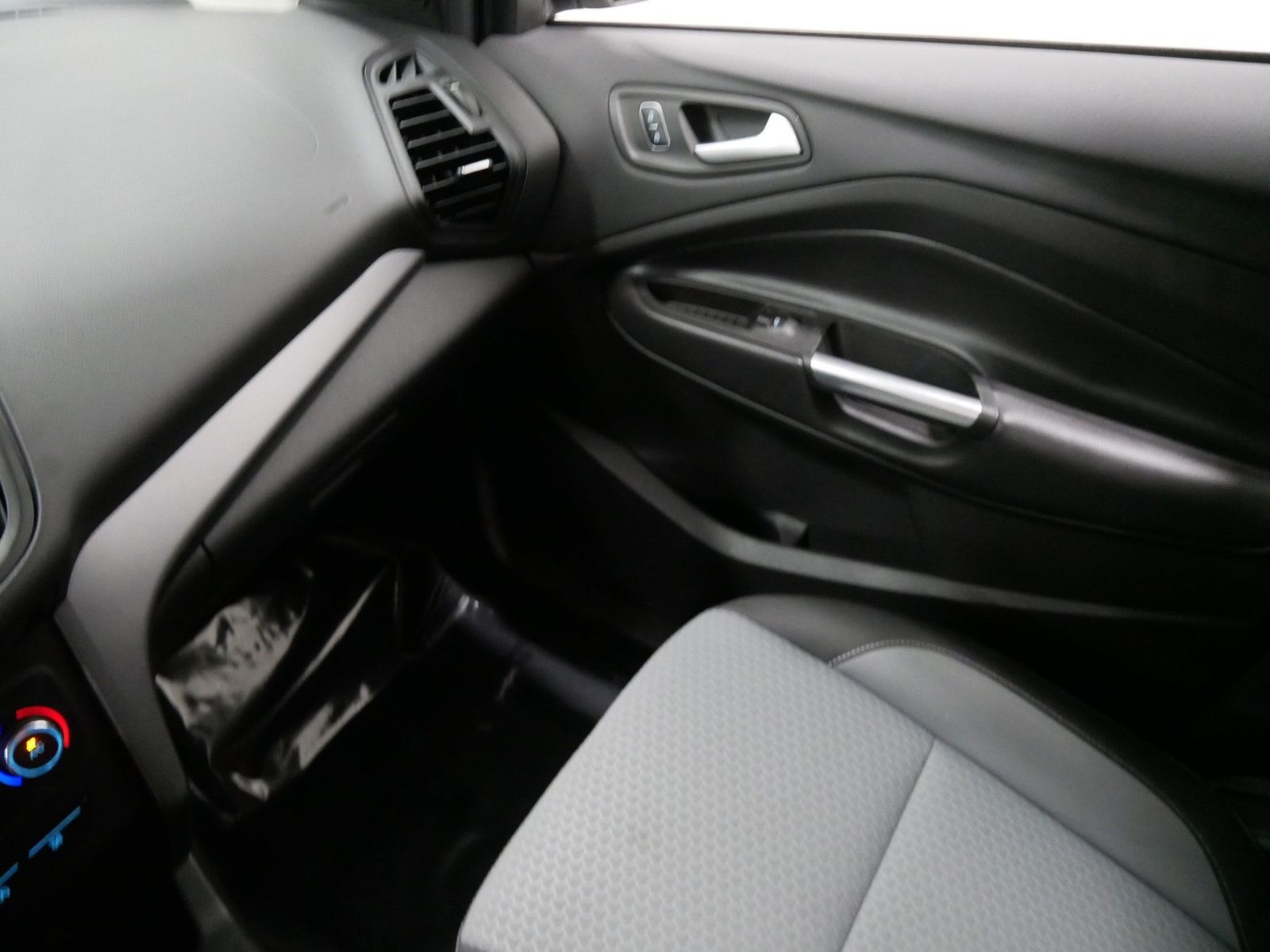 2017 Ford ESCAPE SE in Saint Joseph, Minnesota - Photo 36