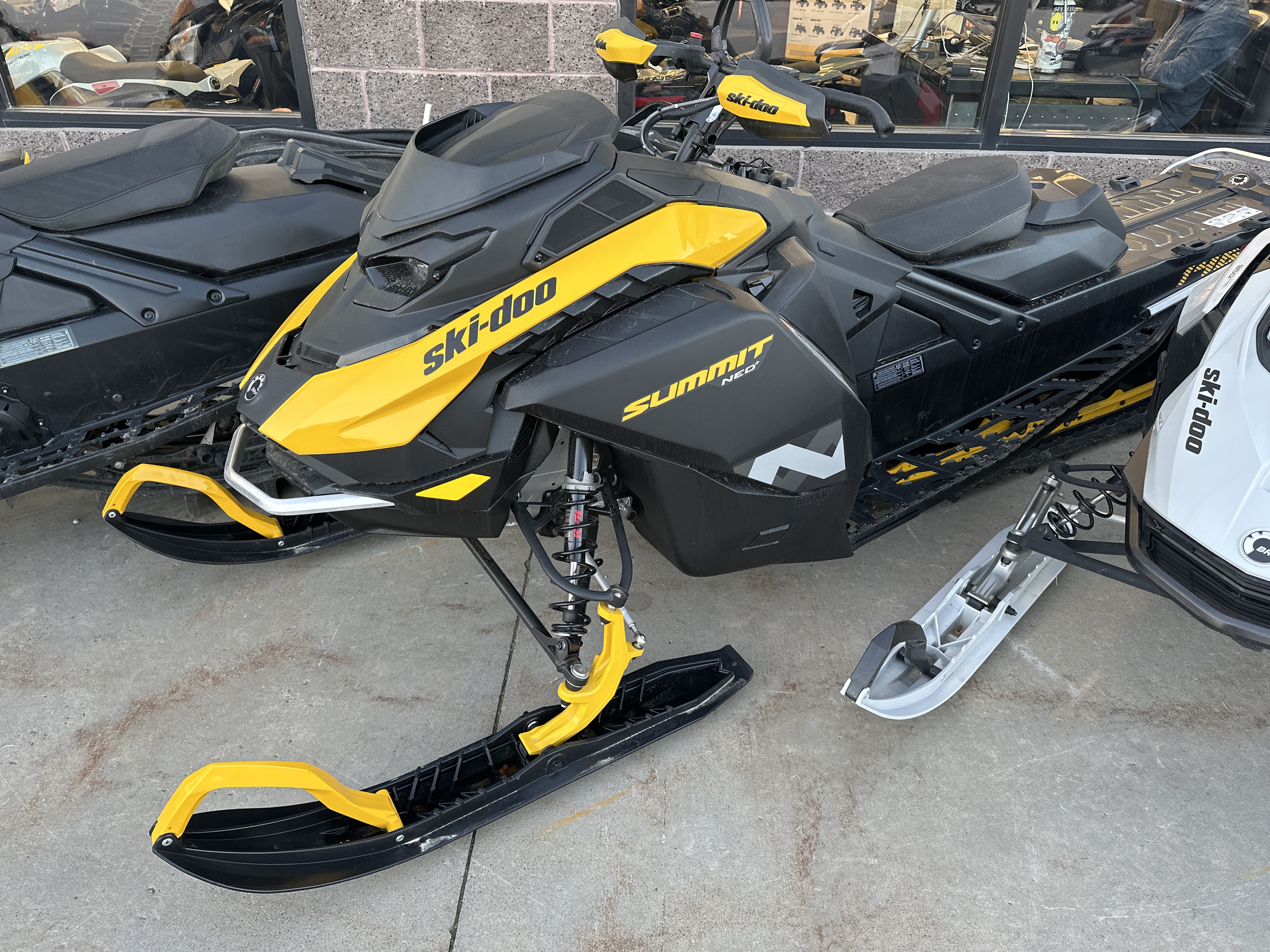 New 2025 Ski-Doo Summit NEO+ 600 EFI ES Hurricane 1.75 w/ FlexEdge New 2025 Ski-Doo Summit NEO+ 600 EFI ES Hurricane 1.75 w/ FlexEdge
