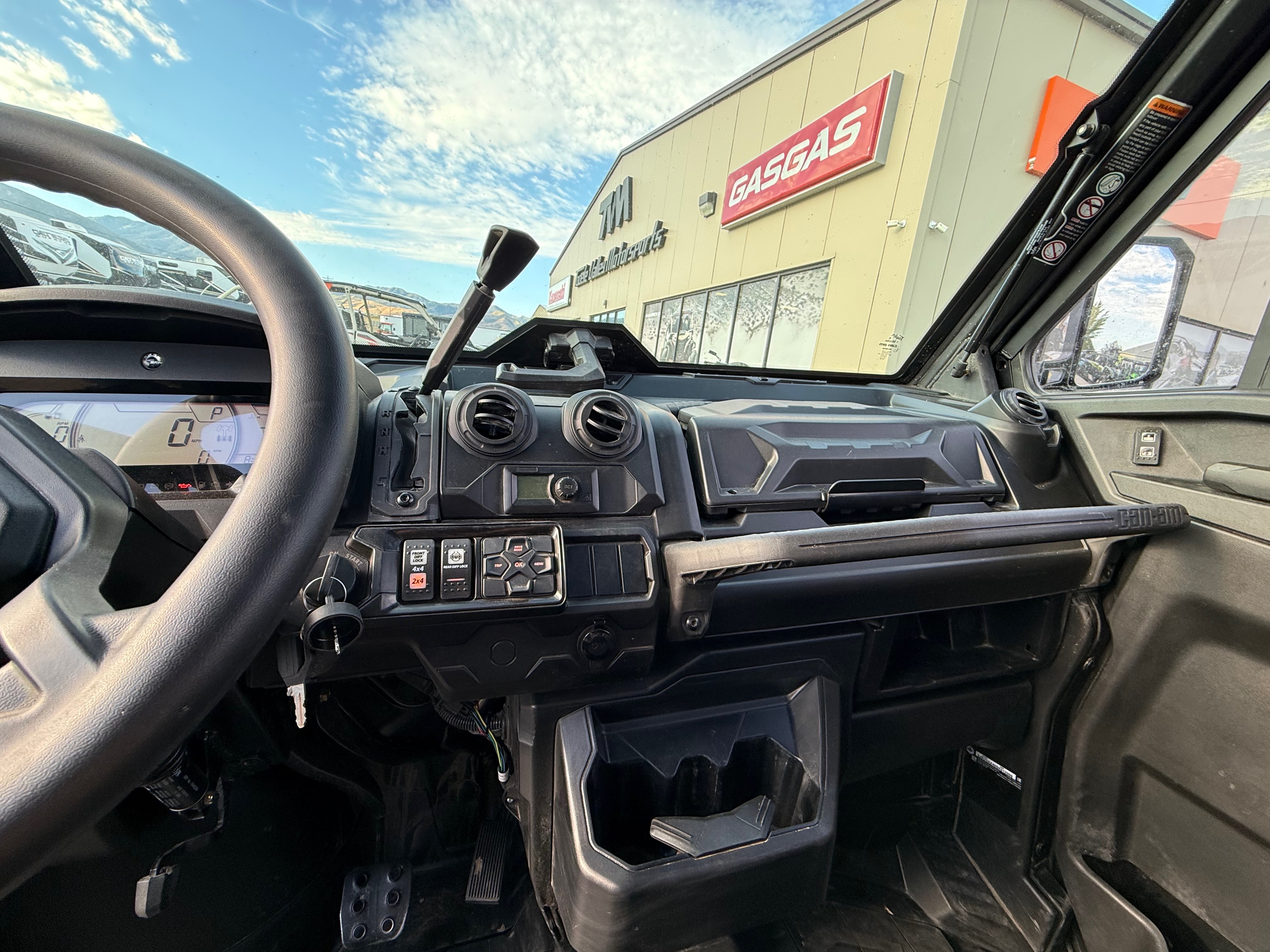 2025 Can-Am™ Defender MAX Limited 10
