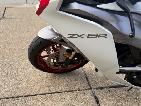 Used 2024 Kawasaki Ninja ZX-6R Pearl Robotic White / Metallic