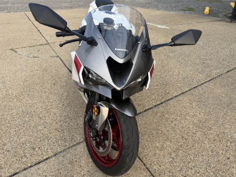 Used 2024 Kawasaki Ninja ZX-6R Pearl Robotic White / Metallic